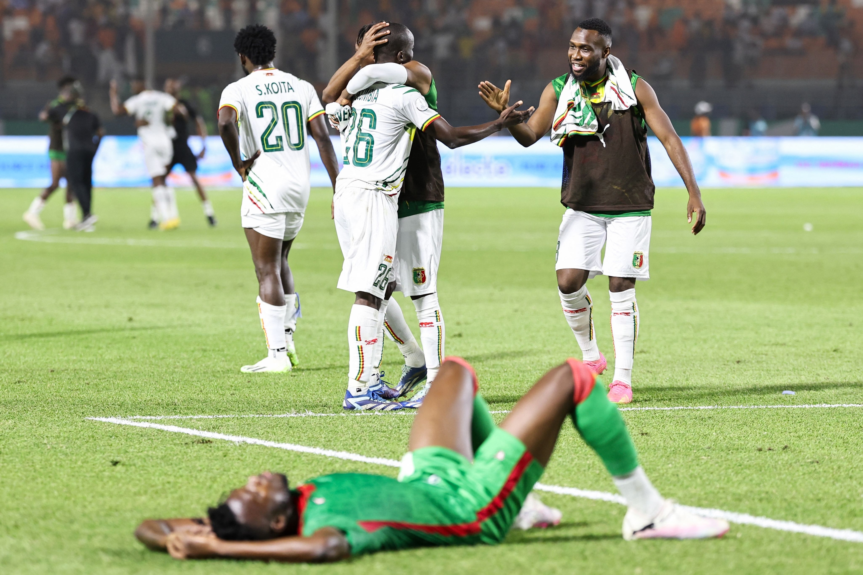 TOPSHOT - Mali's players celebrate after the victory at the end of the Africa Cup of Nations (CAN) 2024 round of 16 football match between Mali and Burkina Faso at the Amadou Gon Coulibaly Stadium in Korhogo on January 30, 2024. (Photo by Fadel Senna / AFP)