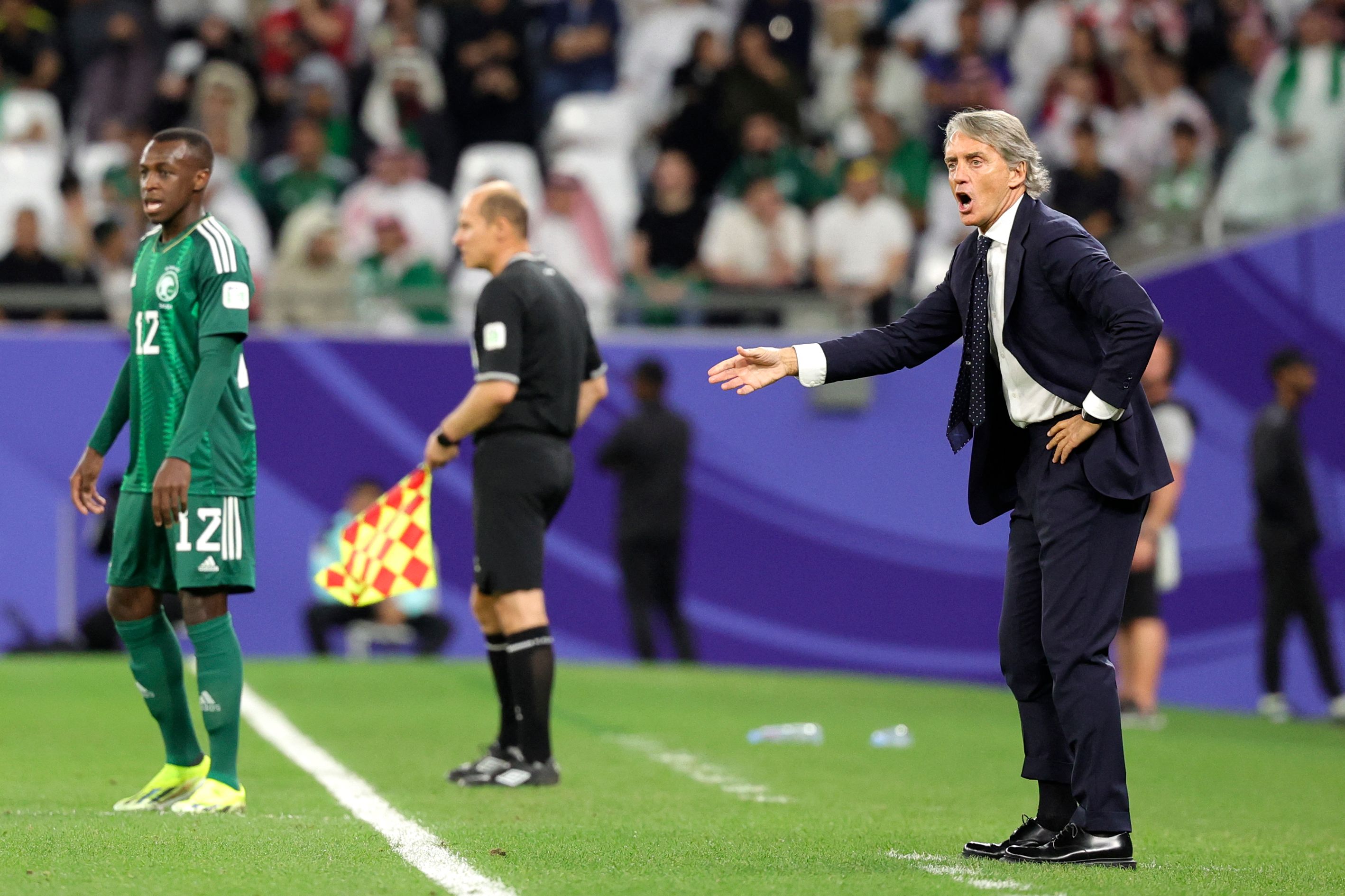 Saudi Arabia's Italian coach Roberto Mancini shouts instructions to his players from the touchline during the Qatar 2023 AFC Asian Cup football match between Saudi Arabia and South Korea at Education City Stadium in al-Rayyan, west of Doha, on January 30, 2024. (Photo by Giuseppe CACACE / AFP)