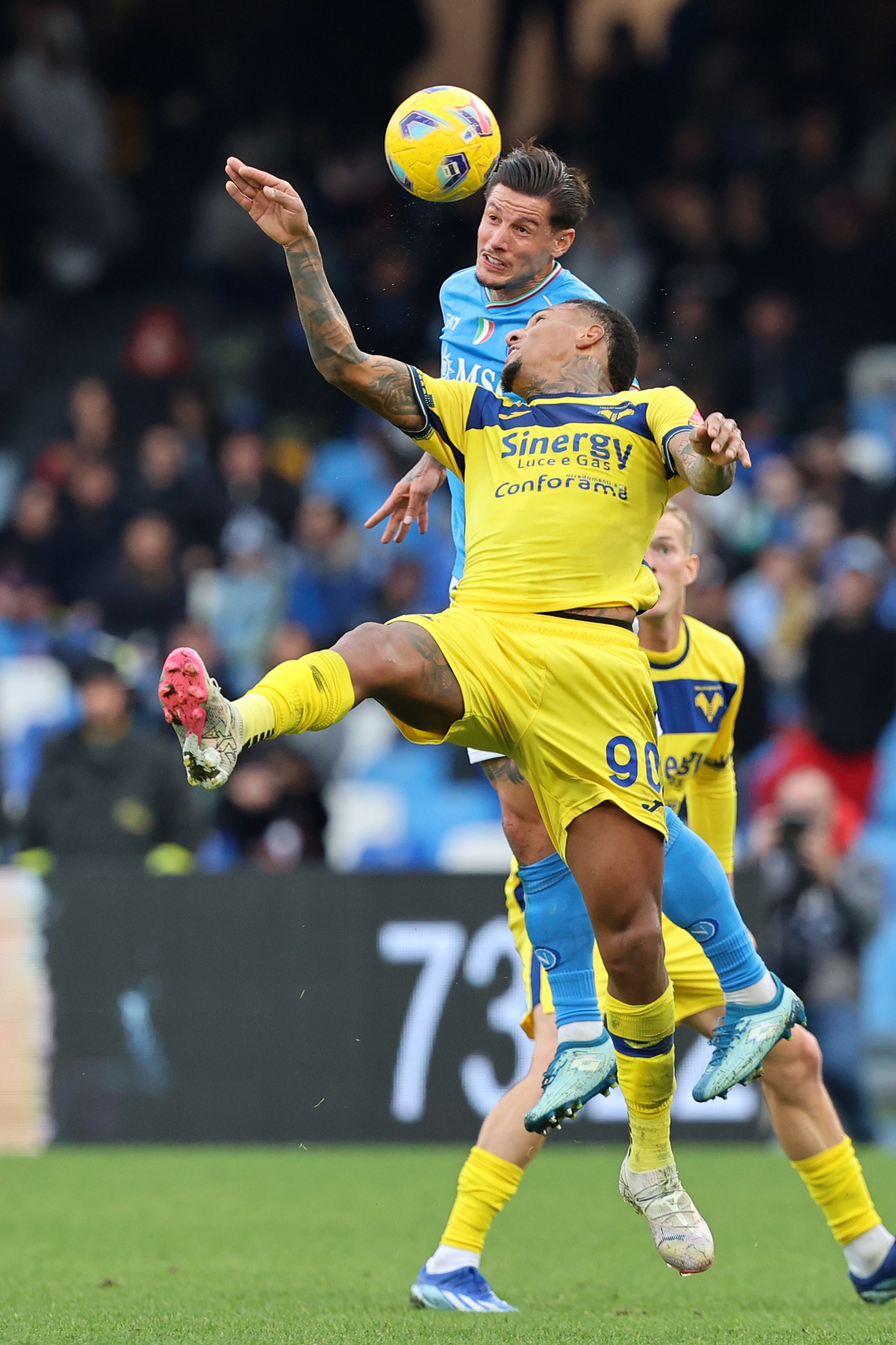 NAPLES, ITALY - FEBRUARY 04: Michael Folorunsho of Hellas Verona battles for possession with Pasquale Mazzocchi of SSC Napoli during the Serie A TIM match between SSC Napoli and Hellas Verona FC at Stadio Diego Armando Maradona on February 04, 2024 in Naples, Italy. (Photo by Francesco Pecoraro/Getty Images)