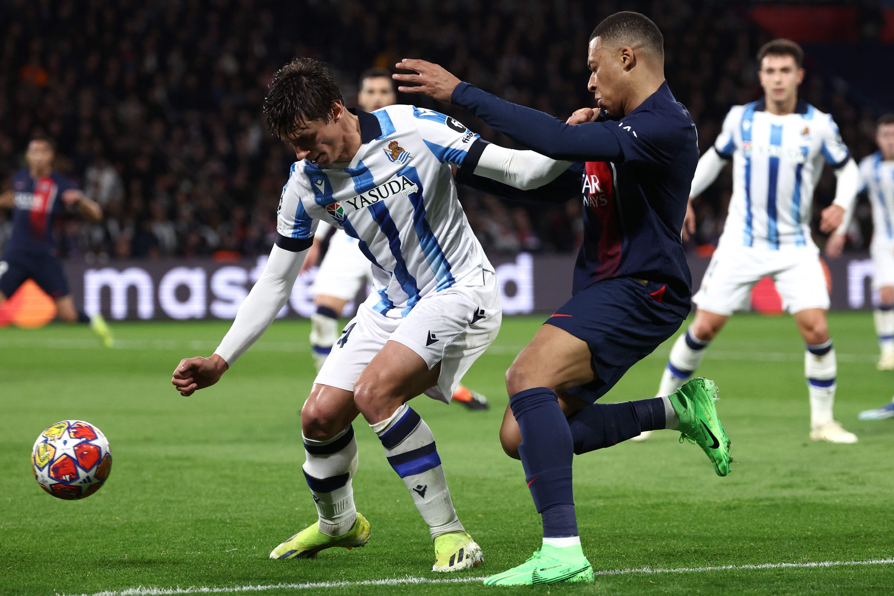 Paris Saint-Germain's French forward #07 Kylian Mbappe fights for the ball with Real Sociedad's French defender #24 Robin Le Normand (L) during the UEFA Champions League round of 16 first leg football match between Paris Saint-Germain (PSG) and Real Sociedad at the Parc des Princes Stadium in Paris, on February 14, 2024. (Photo by FRANCK FIFE / AFP)