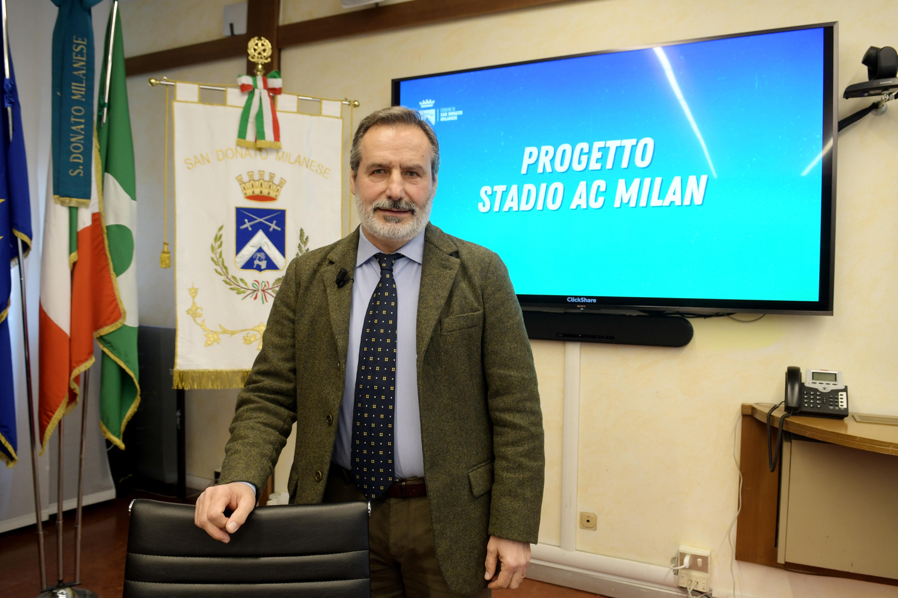 Il sindaco Francesco Squeri durante la conferenza stampa per la presentazione del progetto della realizzazione dello stadio del Milan a San Donato Milanese. 25 Gennaio 2024. ANSA/ANDREACANALI