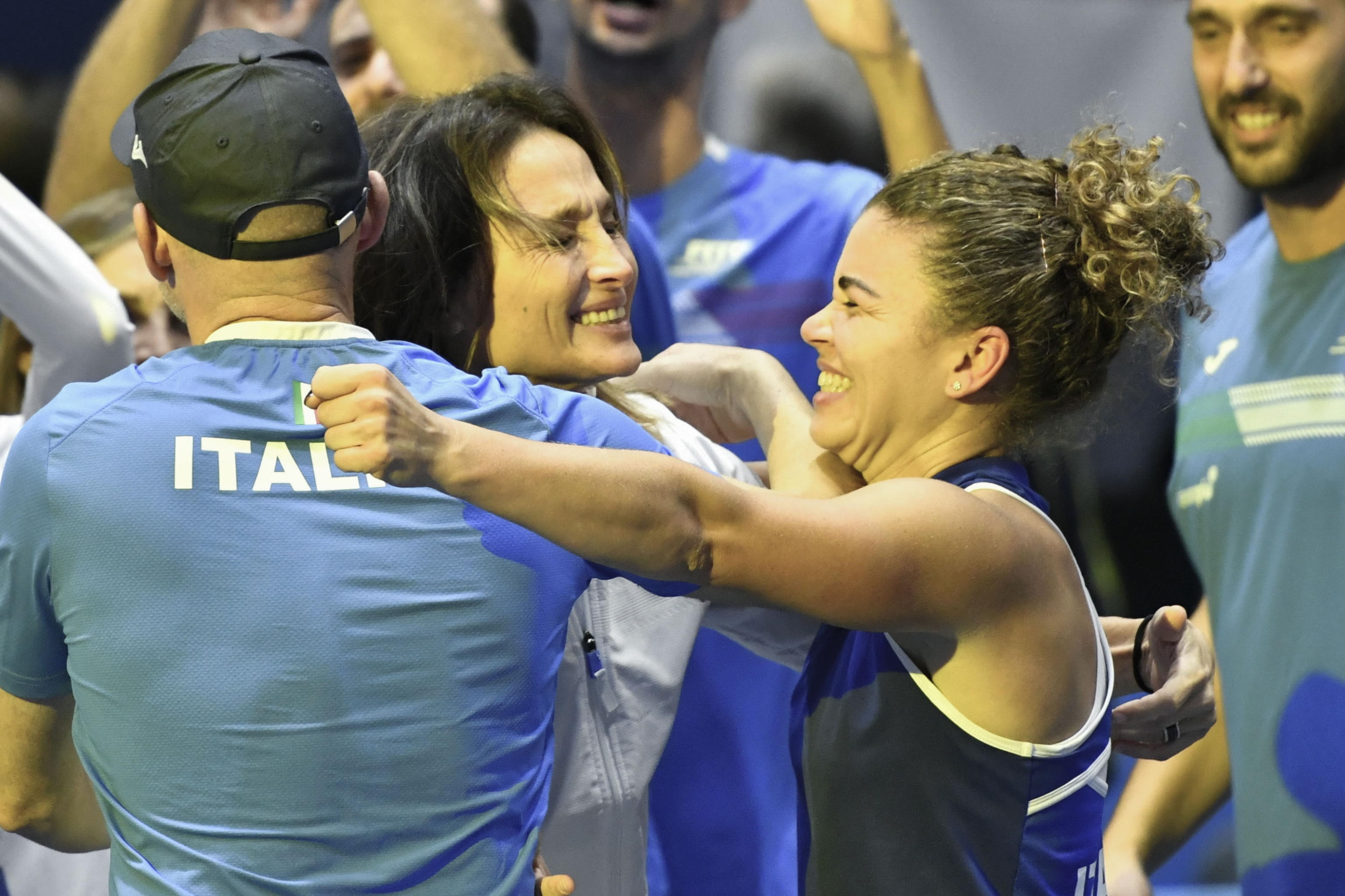 epa10970061 Jasmine Paolini of Italy (R) celebrates with captain Tathiana Garbil (C) after winning her semi-finals match between Italy and Slovenia against Tamara Zidansek of Slovenia in the Billie Jean King Cup Finals 2023 in Seville, Spain, 10 November 2023.  EPA/Raul Caro