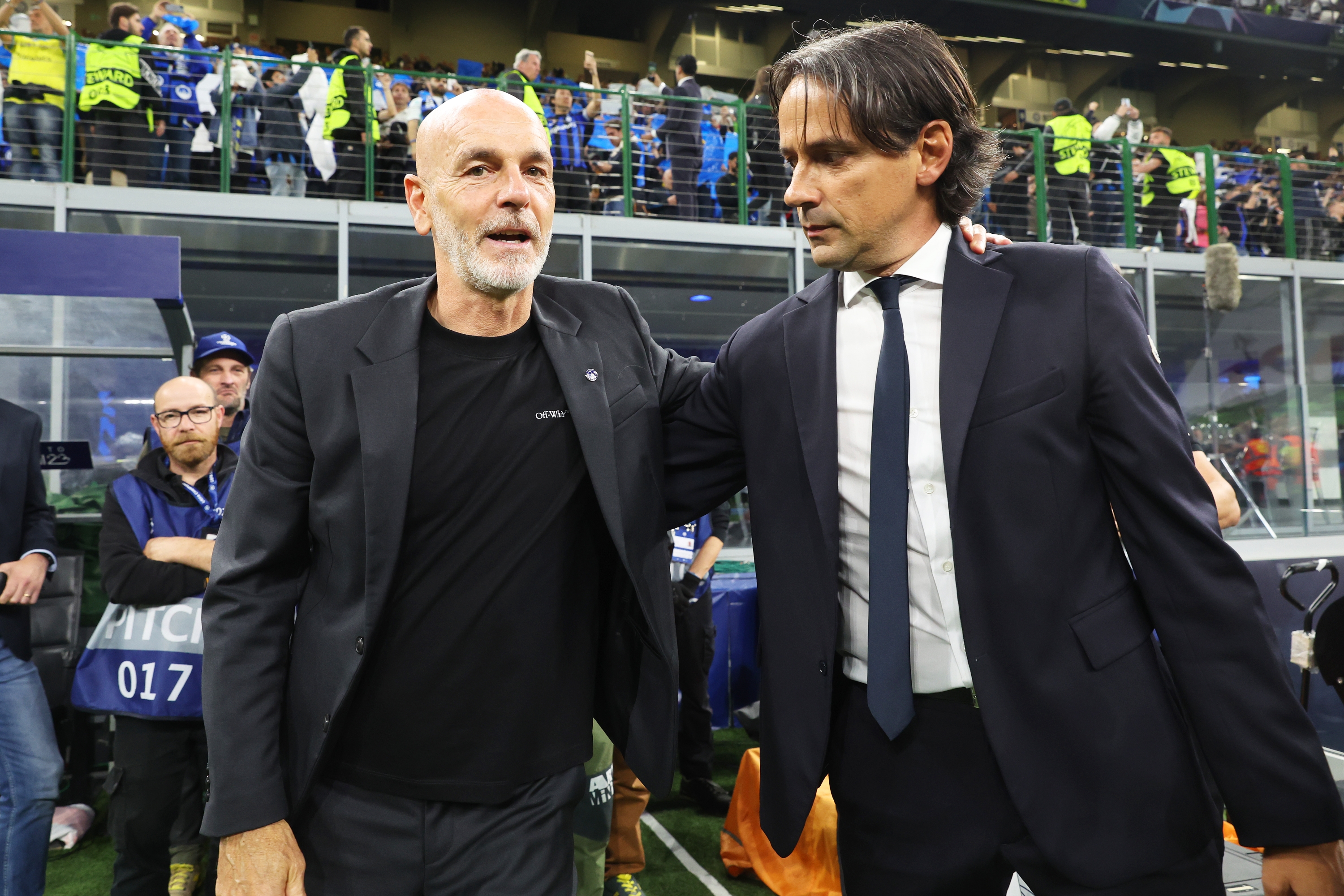 MILAN, ITALY - MAY 16: Stefano Pioli, Head Coach of AC Milan, talks to Simone Inzaghi, Head Coach of FC Internazionale, prior to the UEFA Champions League semi-final second leg match between FC Internazionale and AC Milan at Stadio Giuseppe Meazza on May 16, 2023 in Milan, Italy. (Photo by Alexander Hassenstein/Getty Images)