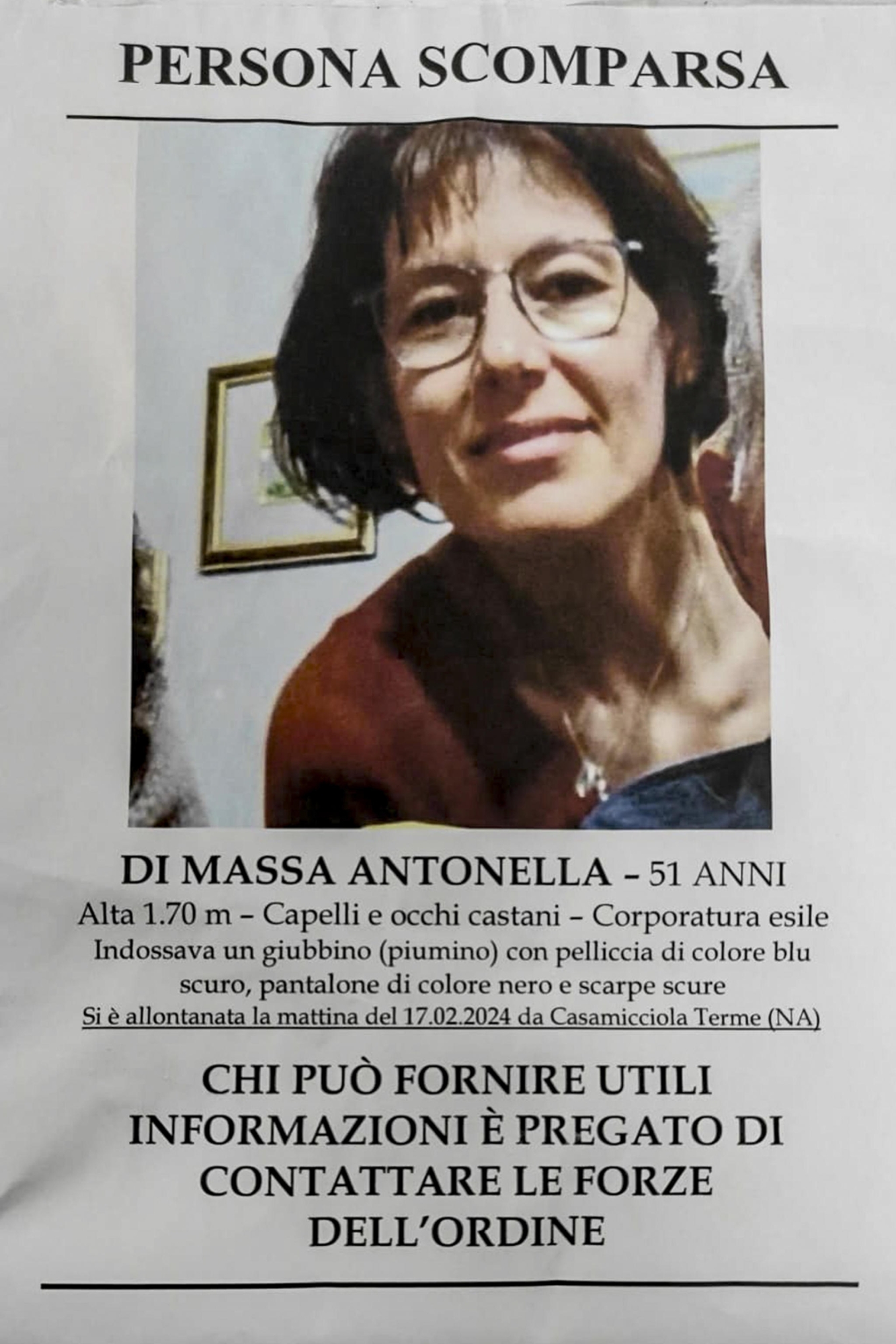 La locandina affissa nei giorni scorsi ad Ischia con  cui i familiari della 51enne Antonella Di Massa, trovata morta oggi,  chiedevano di avvertire le forze dell'ordine per eventuali avvistamenti o notizie riguardanti la donna , 29   Febbraio 2024. ANSA