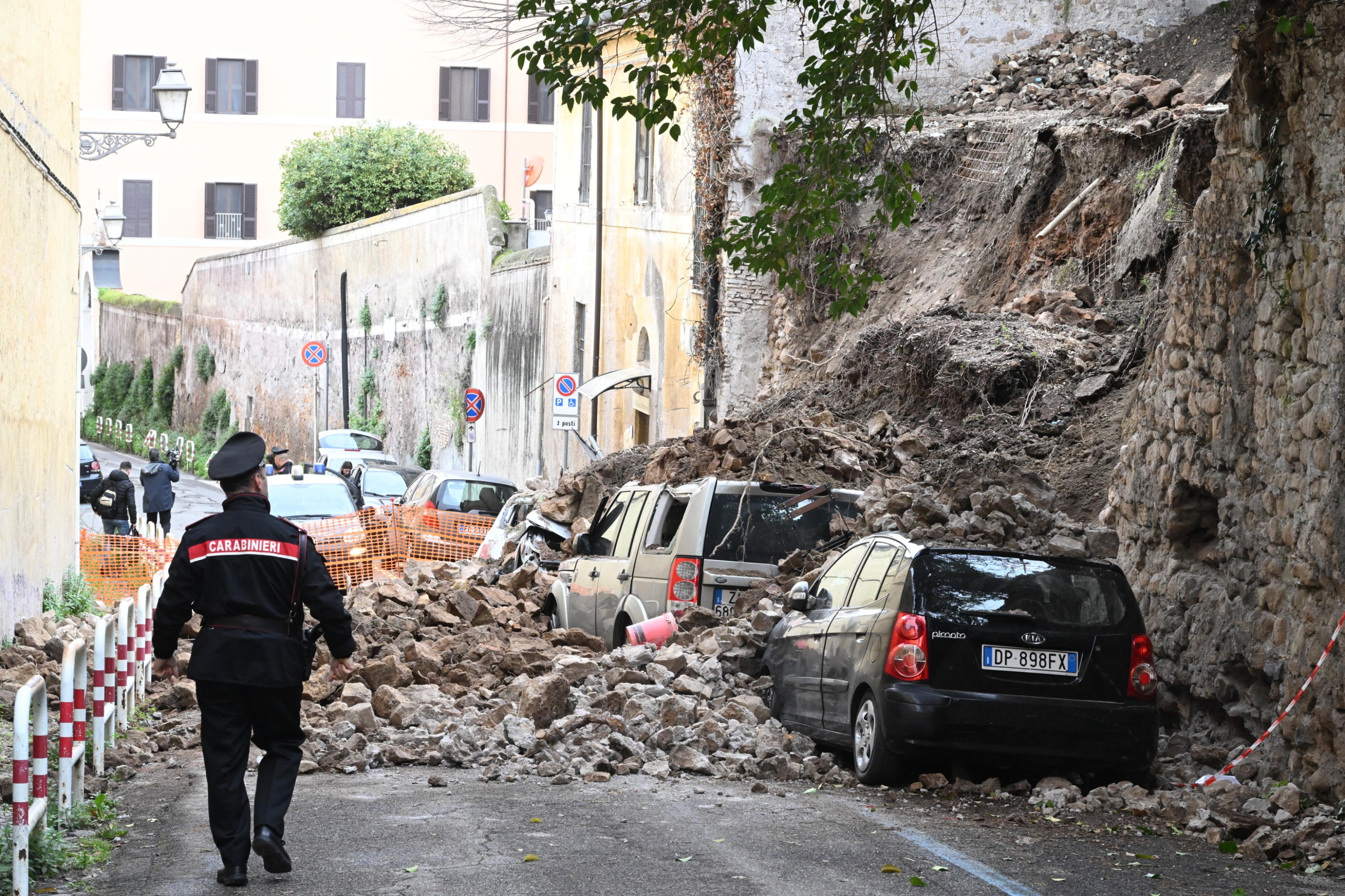 Il muro crollato nella notte in via San Francesco di Sales nel quartiere Trastevere a Roma. Roma, 10 marzo 2024. ANSA/CLAUDIO PERI