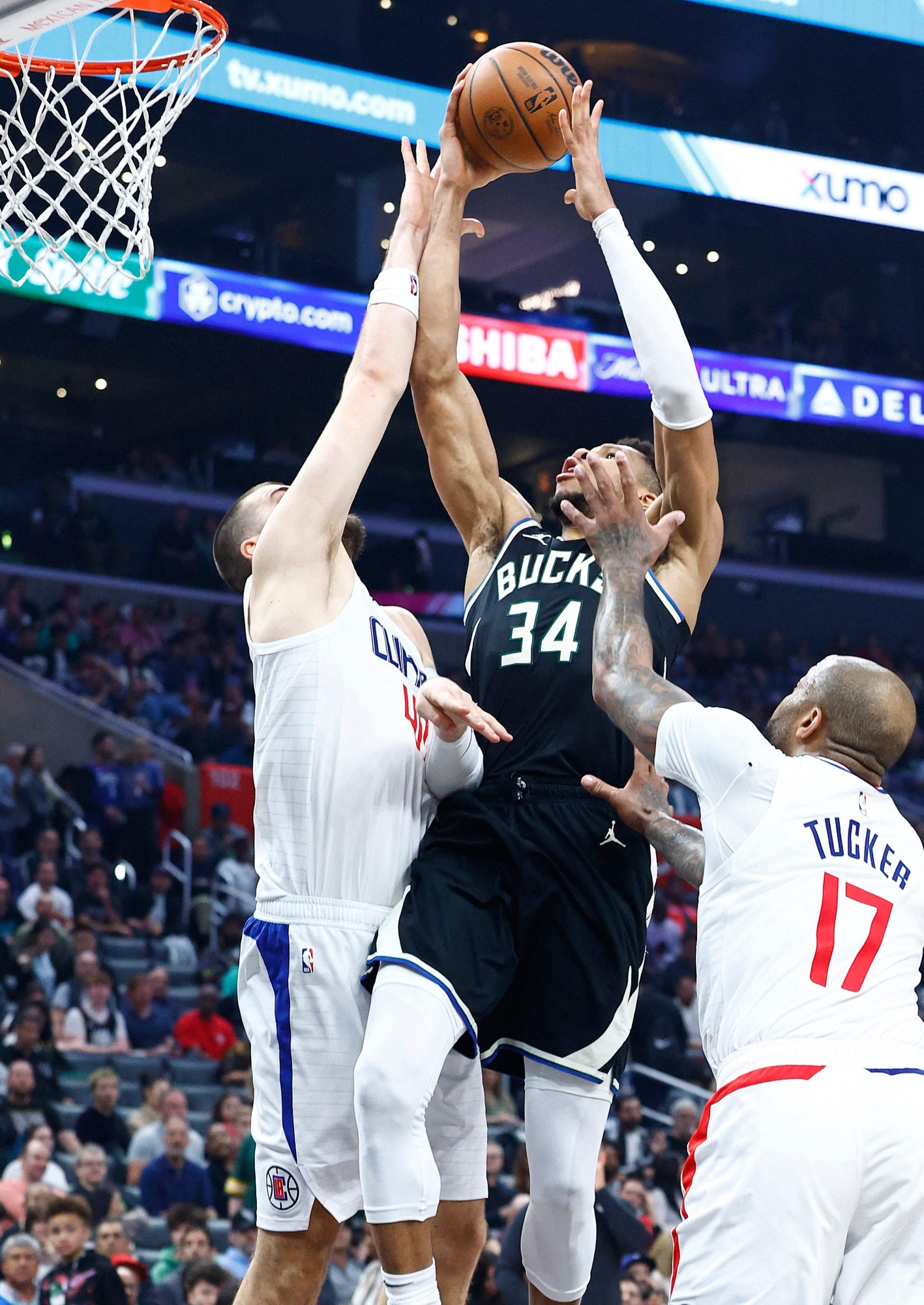 LOS ANGELES, CALIFORNIA - MARCH 10: Giannis Antetokounmpo #34 of the Milwaukee Bucks takes a shot against Daniel Theis #10 of the LA Clippers in the second half at Crypto.com Arena on March 10, 2024 in Los Angeles, California. NOTE TO USER: User expressly acknowledges and agrees that, by downloading and/or using this photograph, user is consenting to the terms and conditions of the Getty Images License Agreement.   Ronald Martinez/Getty Images/AFP (Photo by RONALD MARTINEZ / GETTY IMAGES NORTH AMERICA / Getty Images via AFP)