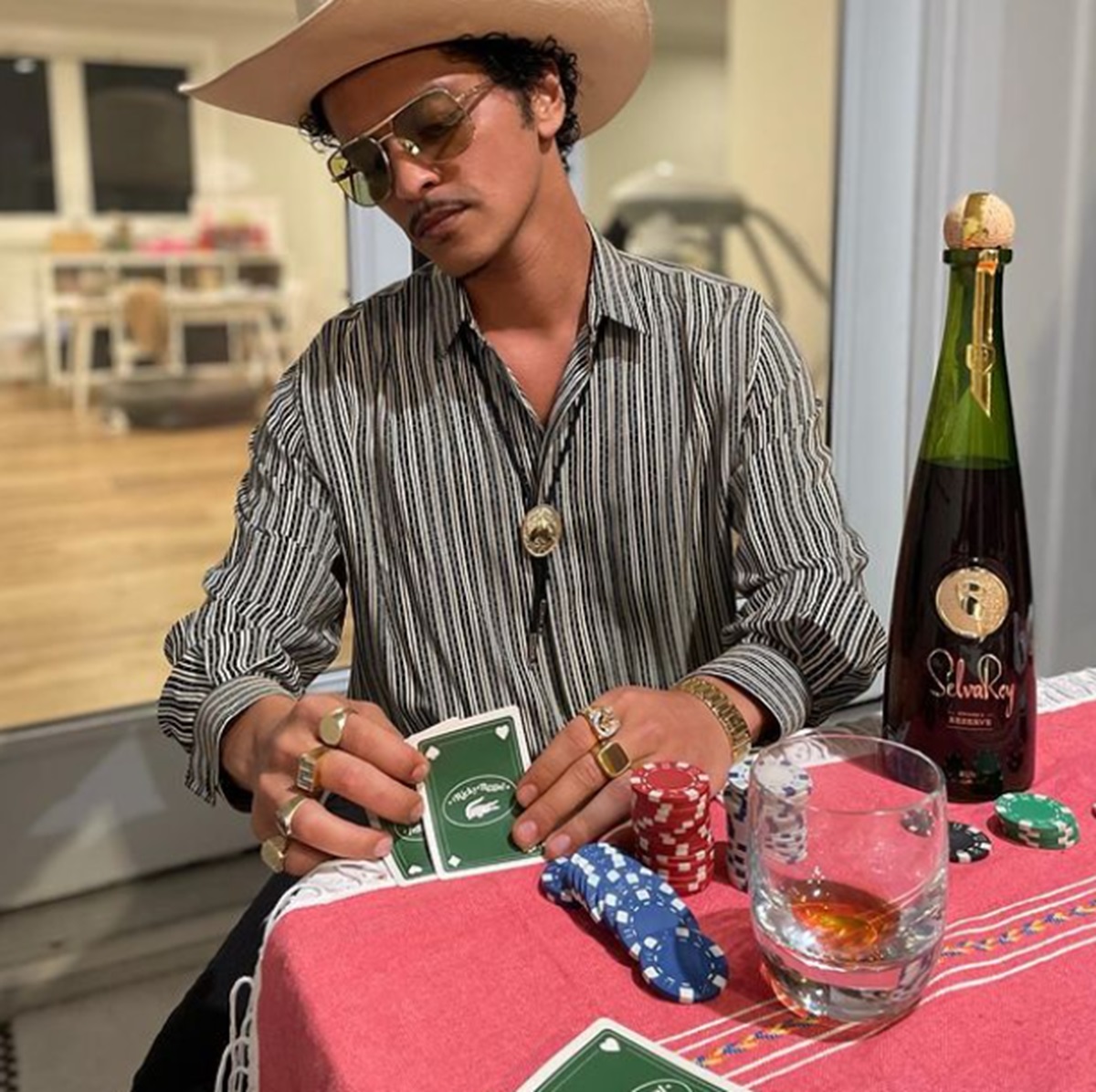 Bruno Mars gioca a poker