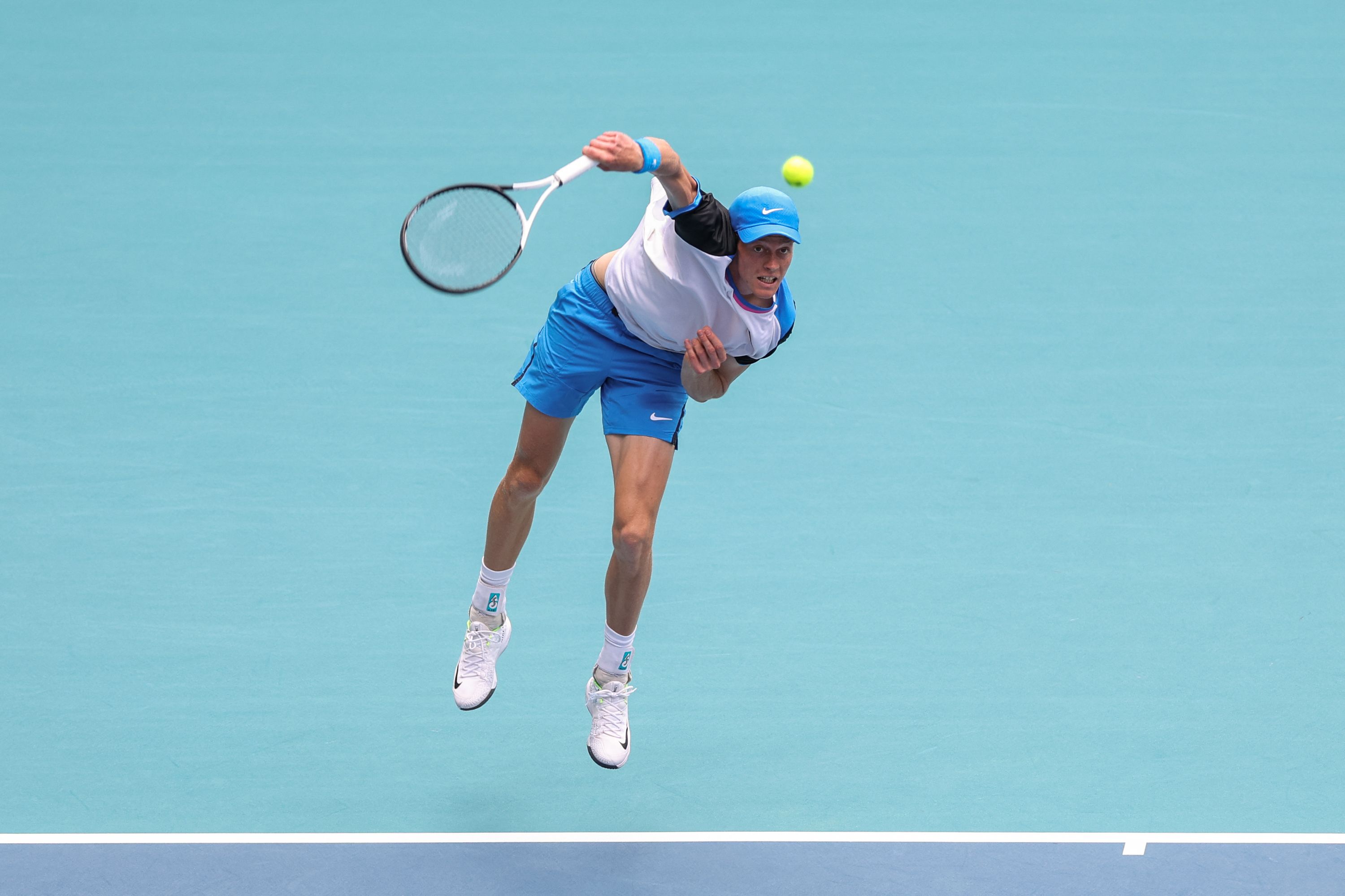 MIAMI GARDENS, FLORIDA - MARCH 29: Jannik Sinner of Italy serves against Daniil Medvedev during the Men's semifinal on Day 14 of the Miami Open at Hard Rock Stadium on March 29, 2024 in Miami Gardens, Florida.   Brennan Asplen/Getty Images/AFP (Photo by Brennan Asplen / GETTY IMAGES NORTH AMERICA / Getty Images via AFP)