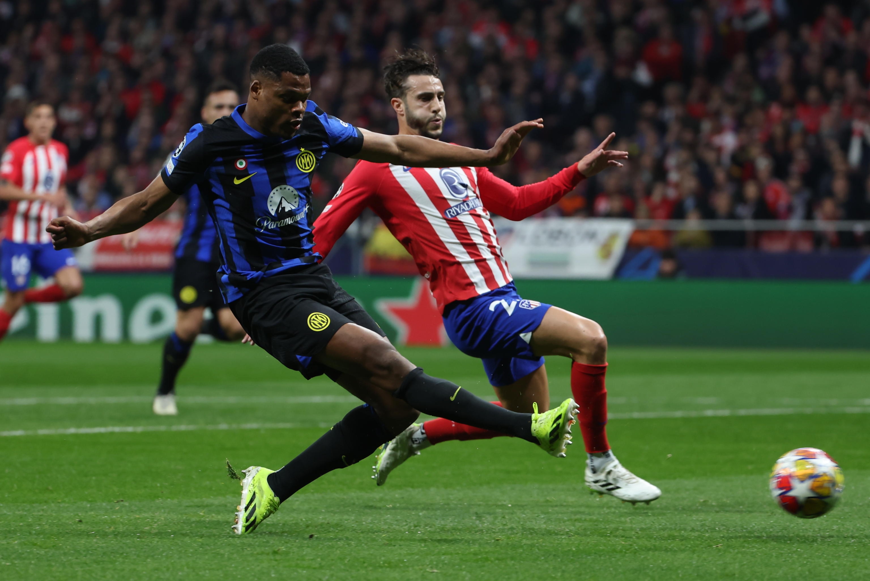 epa11218864 Atletico's Mario Hermoso (R) in action against Inter's Denzel Dumfries (L) during the UEFA Champions League round of 16 second leg soccer match between Atletico de Madrid and FC Inter, in Madrid, Spain, 13 March 2024.  EPA/Kiko Huesca