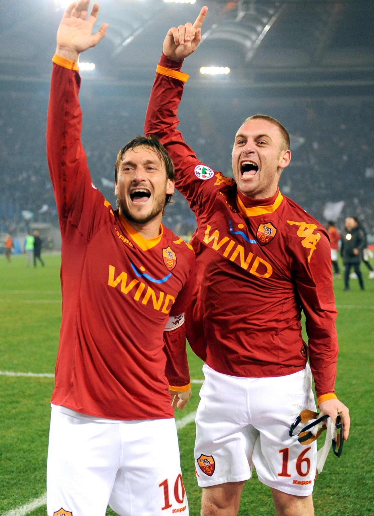 Il capitano della Roma, Francesco Totti (S), con il centrocampista Daniele De Rossi esultano al termine della partita contro la Lazio allo stadio Olimpico di Roma, in una immagine del 06 dicembre 2009.
ANSA/ETTORE FERRARI