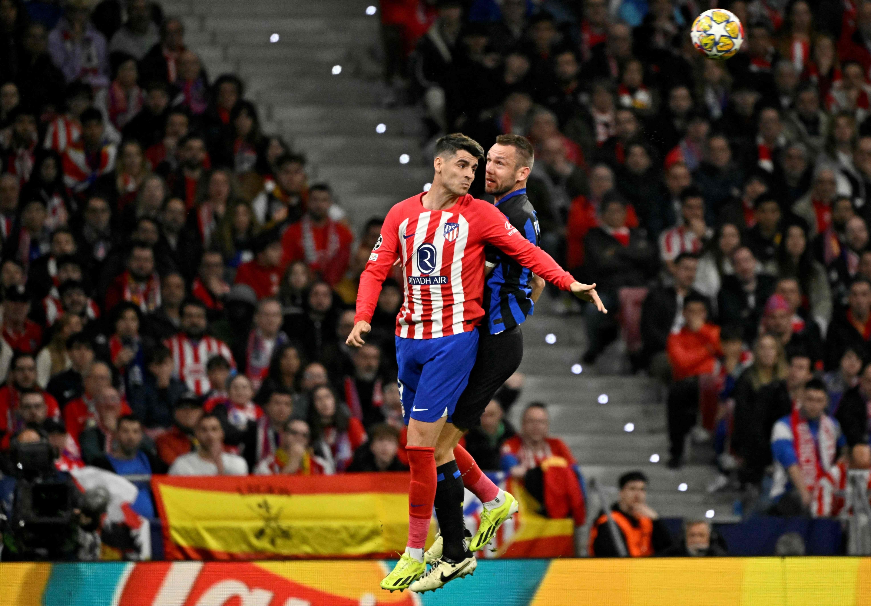 TOPSHOT - Atletico Madrid's Spanish forward #19 Alvaro Morata jumps for the ball with Inter Milan's Dutch defender #06 Stefan de Vrij during the UEFA Champions League last 16 second leg football match between Club Atletico de Madrid and Inter Milan at the Metropolitano stadium in Madrid on March 13, 2024. (Photo by JAVIER SORIANO / AFP)