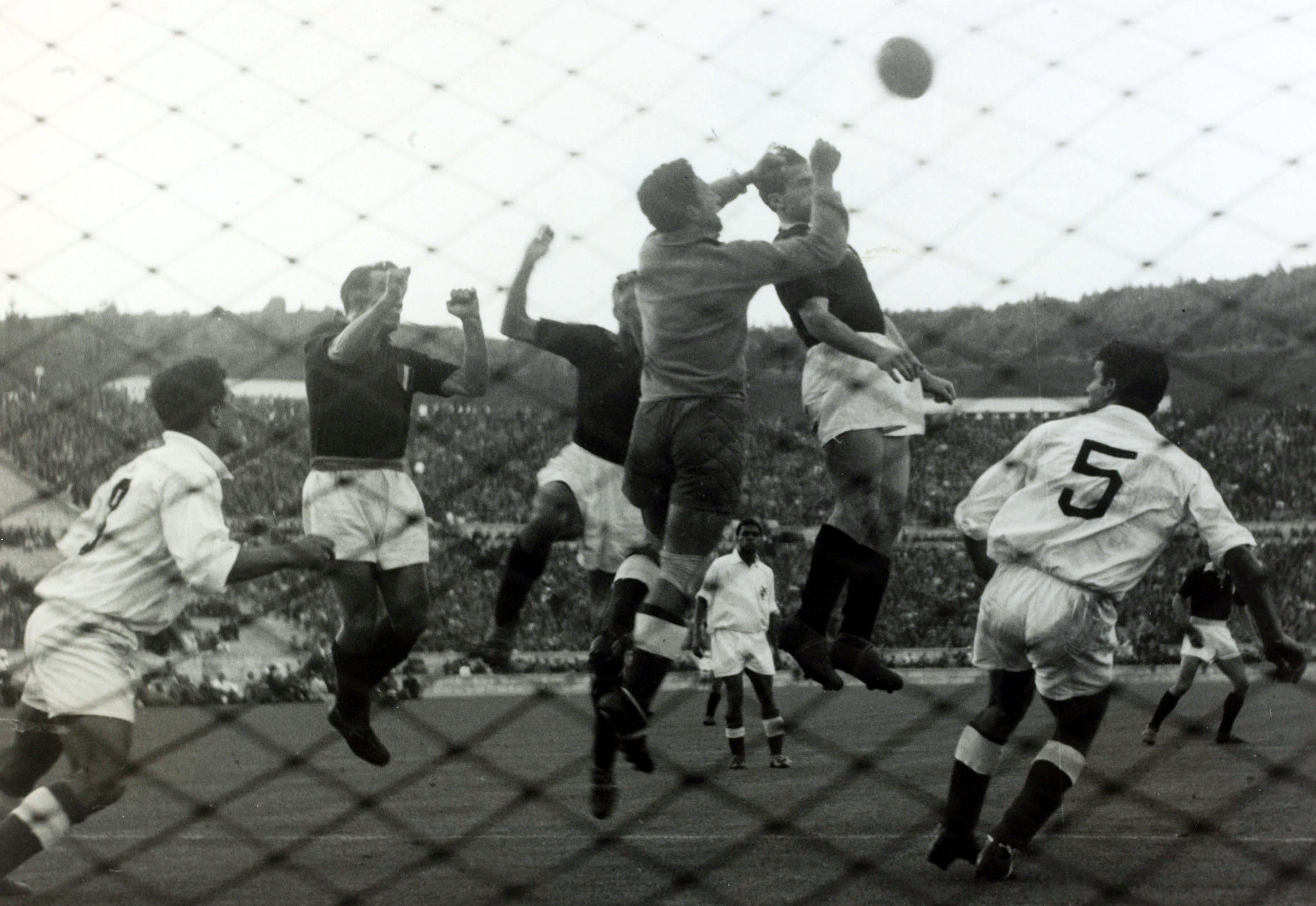 Sport, Football, pic: 3rd May 1949, Lisbon, Friendly, Benfica v Torino, The Benfica goalkeeper Machado punches the ball away under pressure from Torino's Menti, Bongiorni and Mazzola, Tragically the entire Torino team was killed the following day when the plane carrying them home crashed into a church on top of the Superga Hill in poor visibility during their descent, The Italian champions had become known as Grande Torino  (Photo by Bob Thomas/Popperfoto via Getty Images/Getty Images)