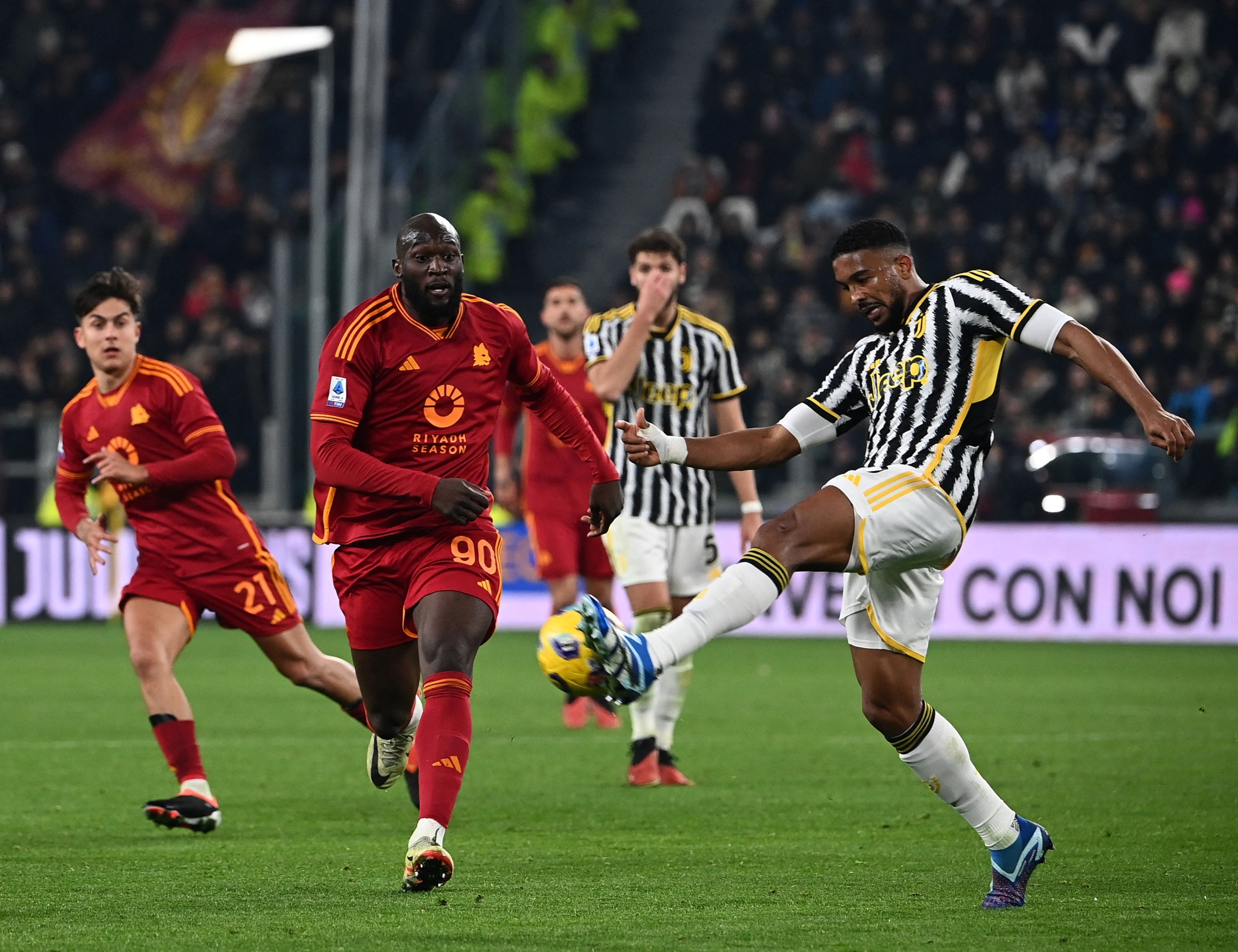 Juventus' Brazilian defender #6 Danilo (R) controls the ball in front of Roma's Belgian forward #90 Roimelu Lukaku (L) during the Italian Serie A football match between Juventus and Roma at the Allianz Stadium in Turin, on December 30, 2023. (Photo by Isabella BONOTTO / AFP)