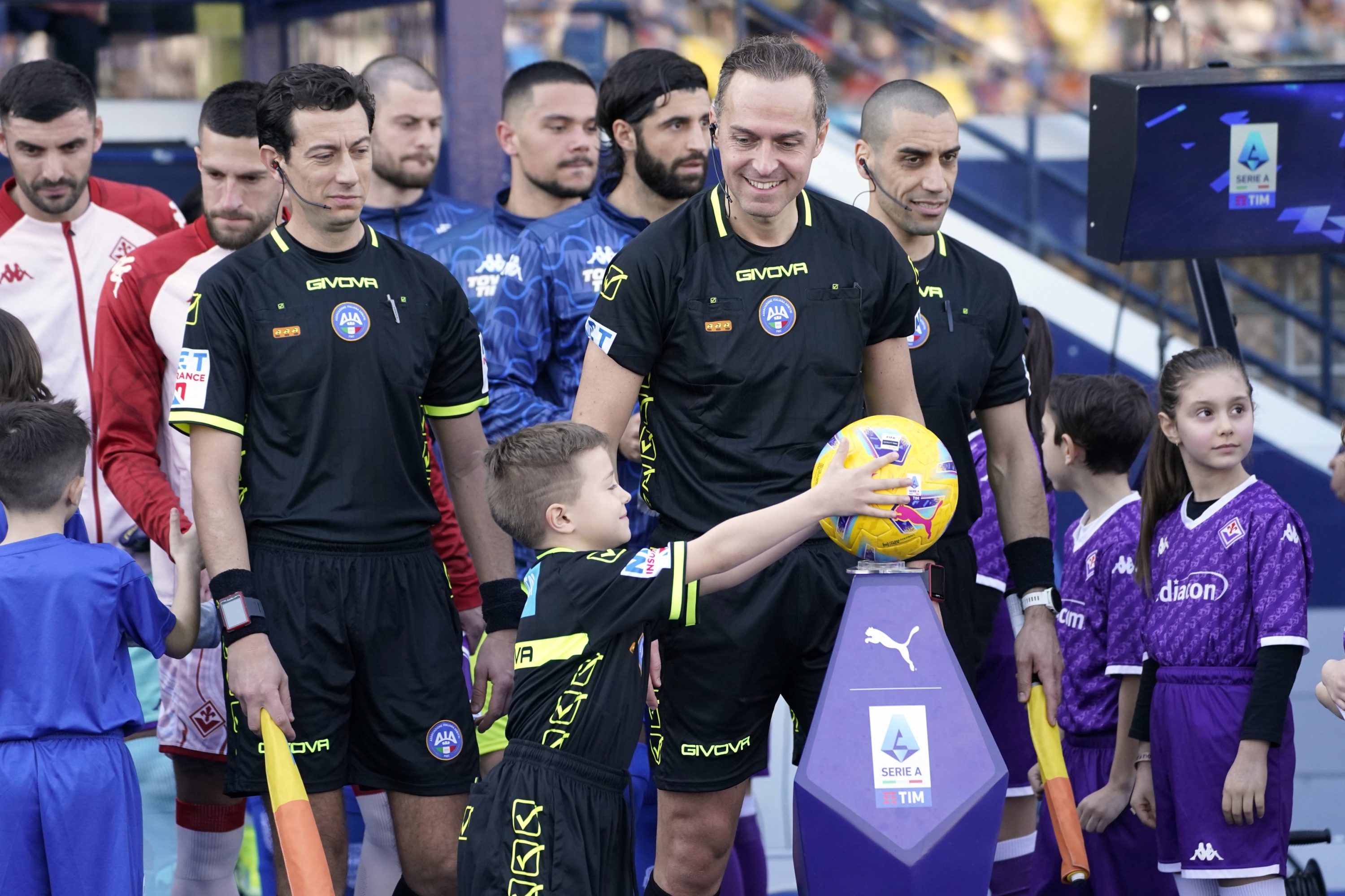 Foto Marco Bucco/LaPresse  18 Febbraio 2024 - Empoli (FI), Italia  Sport, Calcio  Empoli vs Fiorentina - Campionato italiano di calcio Serie A TIM 2023/2024 - Stadio Castellani (FI). Nella foto: l'arbitro Luca Pairetto con il pallone Puma ad inizio partita  Photo Marco Bucco/LaPresse  Febrary 18, 2024 - Empoli (FI), Italy  Sport, Soccer  Empoli vs Fiorentina - Italian Serie A Football Championship 2023/2024 - Castellani Stadium (FI). In the photo: the referee Luca Pairetto with Puma ball at the beginning of the match