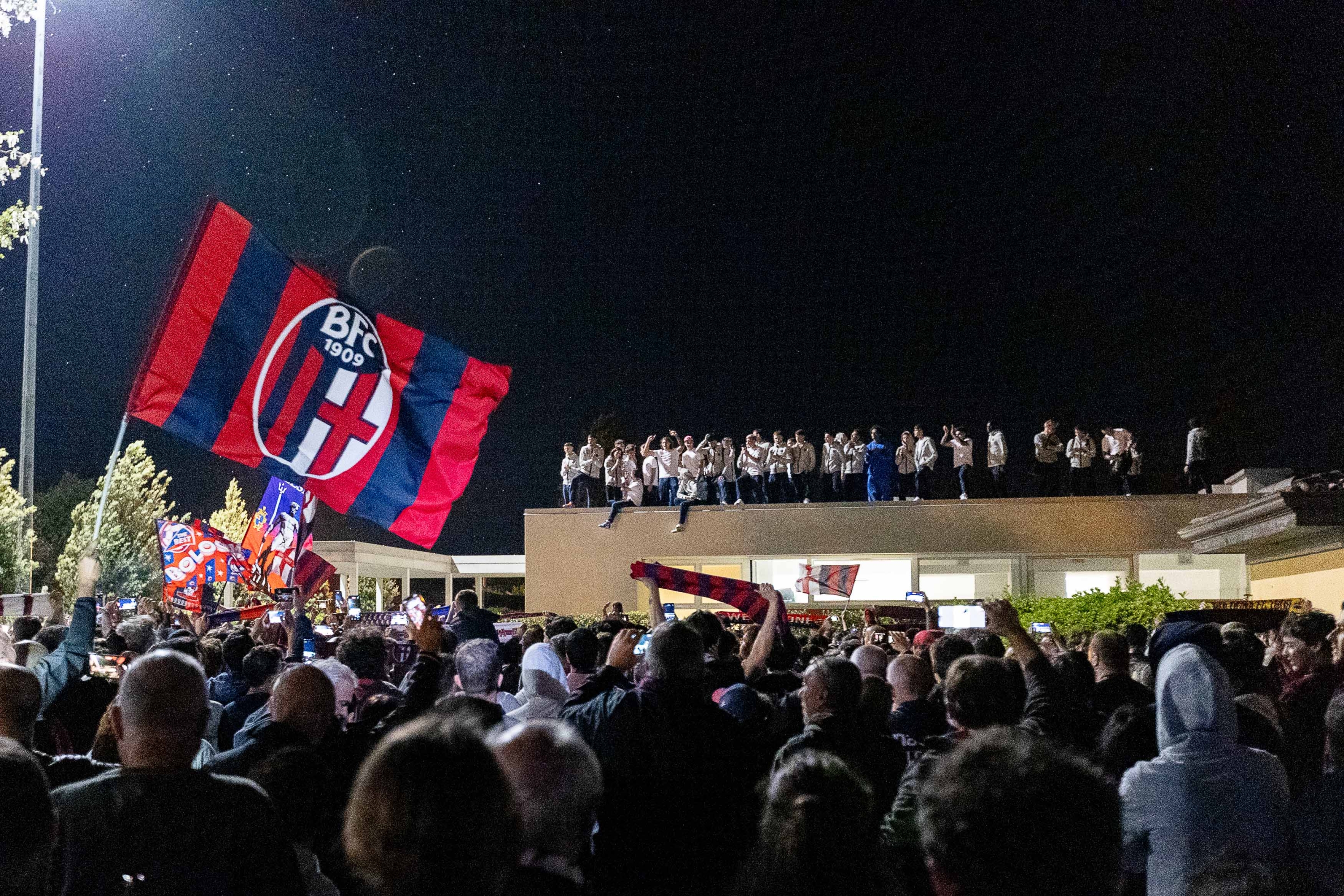 Bologna, casteldebole sede bologna football club, tifosi attendono lâarrivo del bus del Bologna calcio in arrivo dalla vittoria del match di napoli Bologna, Italia - Cronaca - VenerdÃ¬ 10 Maggio 2024 ( Photo Guido Calamosca / LaPresse )  Bologna, Casteldebole headquarters of Bologna Football Club, fans await the arrival of the Bologna Calcio bus arriving from the victory of the match in Naples .News - Bologna, Italy - fri, May. 10, 2024 ( Photo Guido Calamosca / LaPresse )