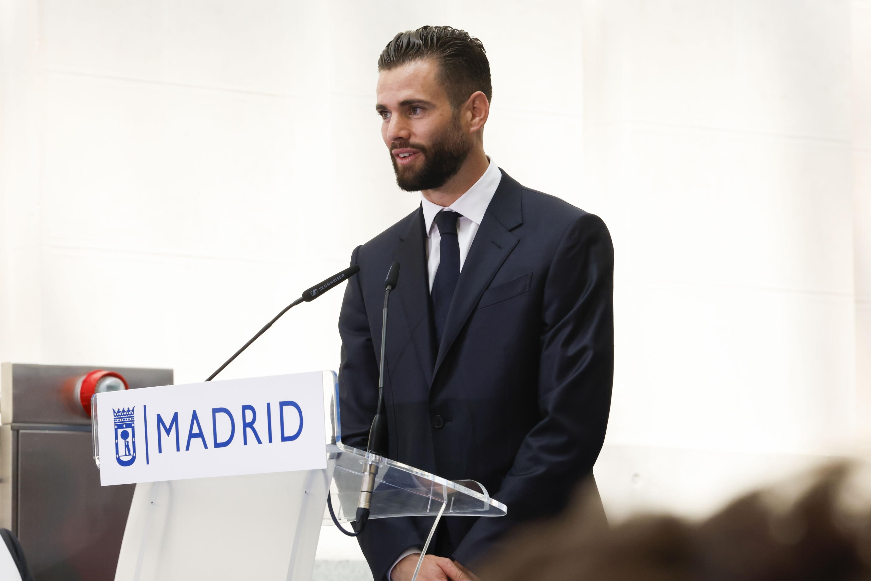 epa11334660 Real Madrid's captain Nacho Fernandez delivers a speech during a ceremony at Madrid's regional Government headquarters during Real Madrid's LaLiga title celebrations in Madrid, Spain, 12 May 2024.  EPA/ZIPI
