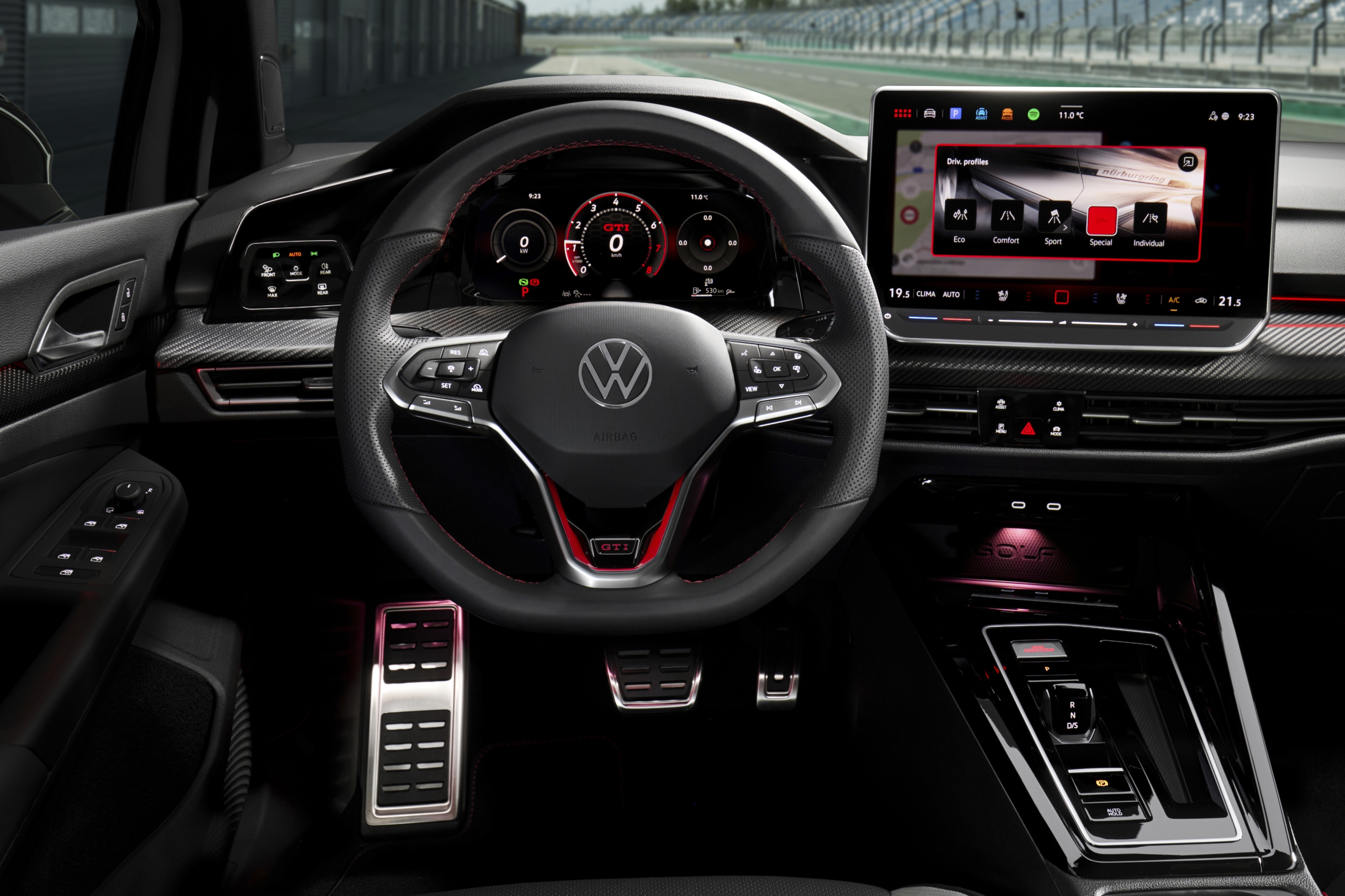 Volkswagen ha rivisitato l’hardware e il software, che ora si basano sul sistema Mib4, abbinato a un digital cockpit e a uno schermo da 12,9 pollici dedicato all’infotainment