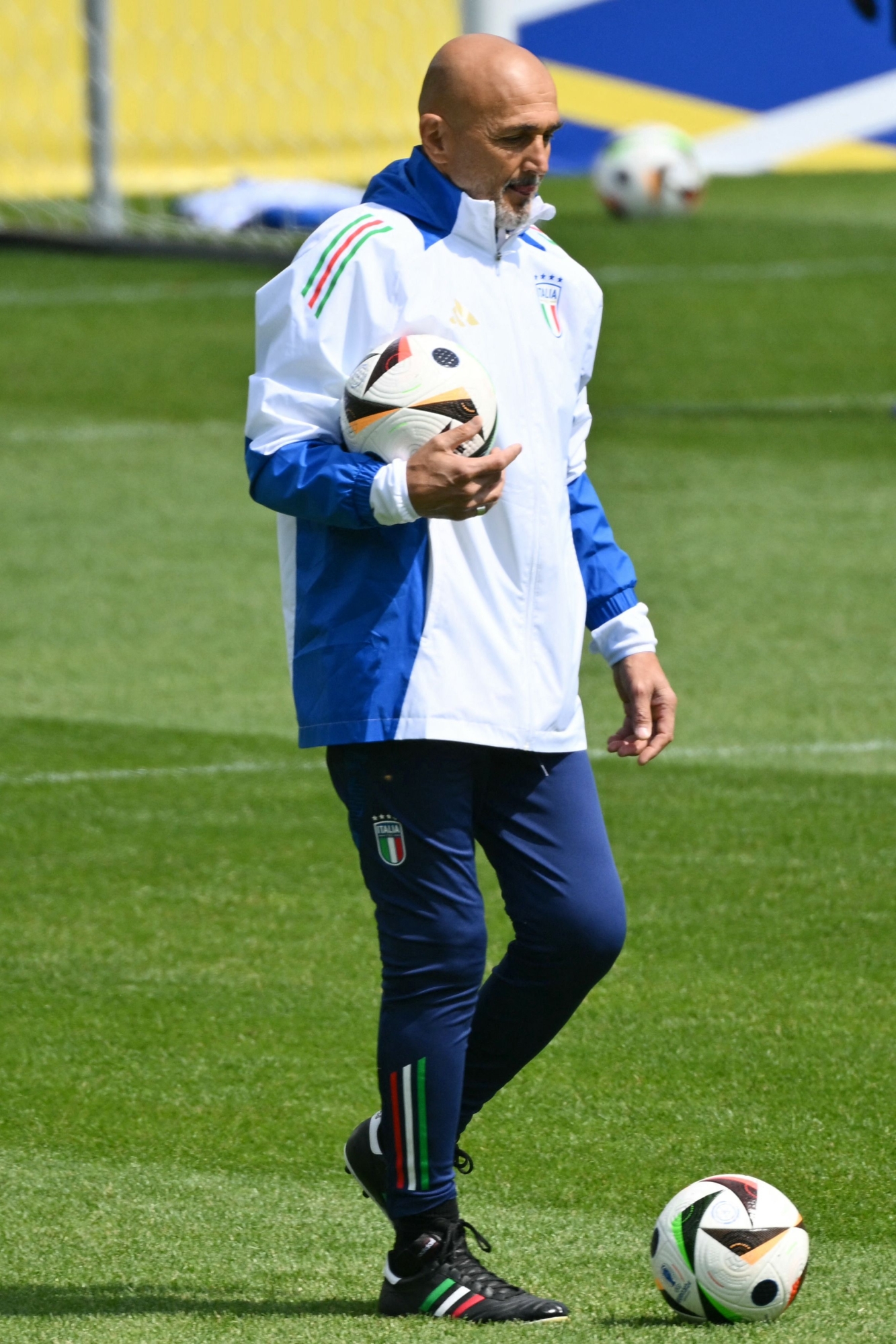 Italy's head coach Luciano Spalletti supervises his team's MD-1 training session at the base camp in Iserlohn on June 23, 2024, on the eve of their UEFA Euro 2024 football match against Croatia. (Photo by Alberto PIZZOLI / AFP)