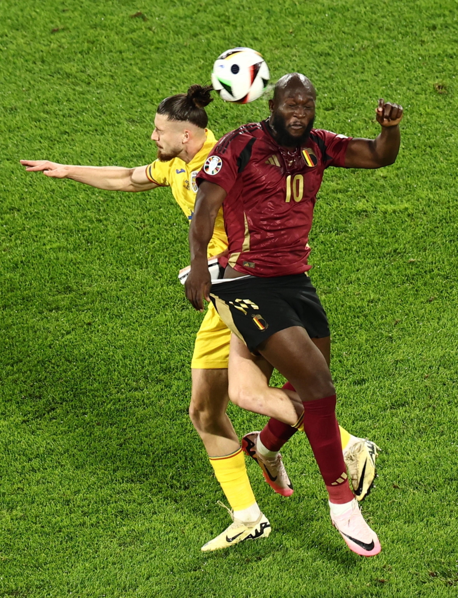 epa11431405 Radu Dragusin (L) of Romania and Romelu Lukaku of Belgium in action during the UEFA EURO 2024 Group E soccer match between Belgium and Romania, in Cologne, Germany, 22 June 2024.  EPA/ANNA SZILAGYI