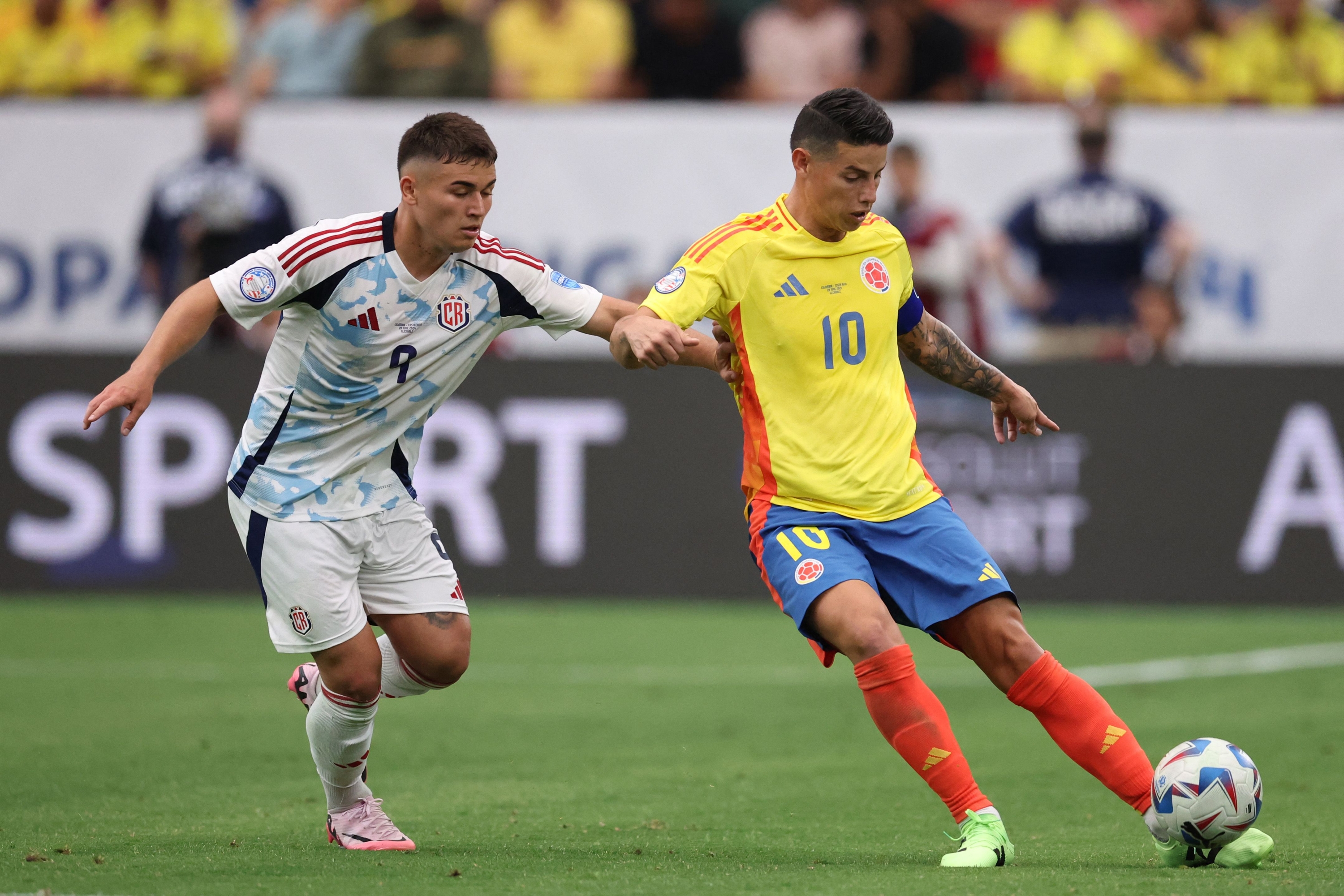 GLENDALE, ARIZONA - JUNE 28: Manfred Ugalde of Costa Rica challenges for the ball with James Rodriguez of Colombia during the CONMEBOL Copa America 2024 Group D match between Colombia and Costa Rica at State Farm Stadium on June 28, 2024 in Glendale, Arizona.   Chris Coduto/Getty Images/AFP (Photo by Chris Coduto / GETTY IMAGES NORTH AMERICA / Getty Images via AFP)