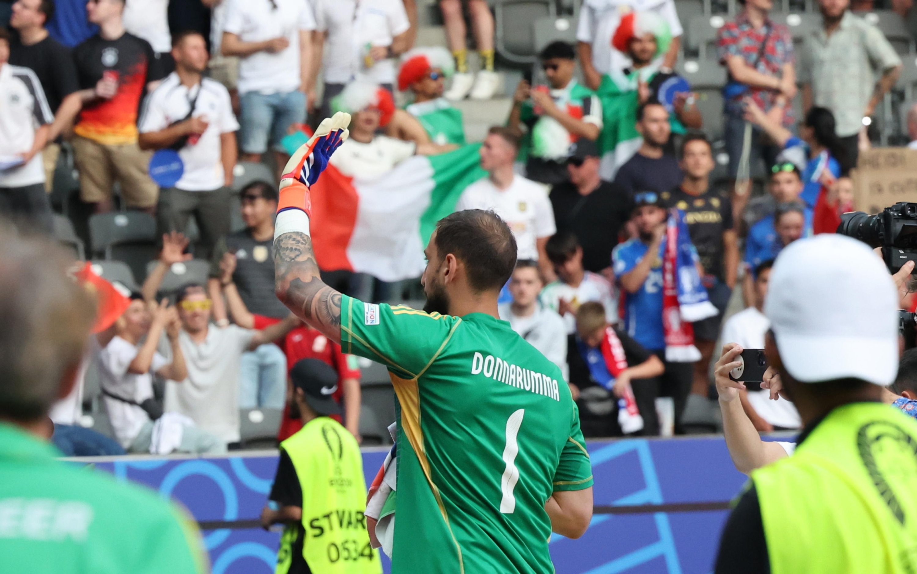 epa11445727 Italy goalkeeper Gianluigi Donnarumma applauds to supporters after losing the UEFA EURO 2024 Round of 16 soccer match between Switzerland and Italy, in Berlin, Germany, 29 June 2024.  EPA/ABEDIN TAHERKENAREH
