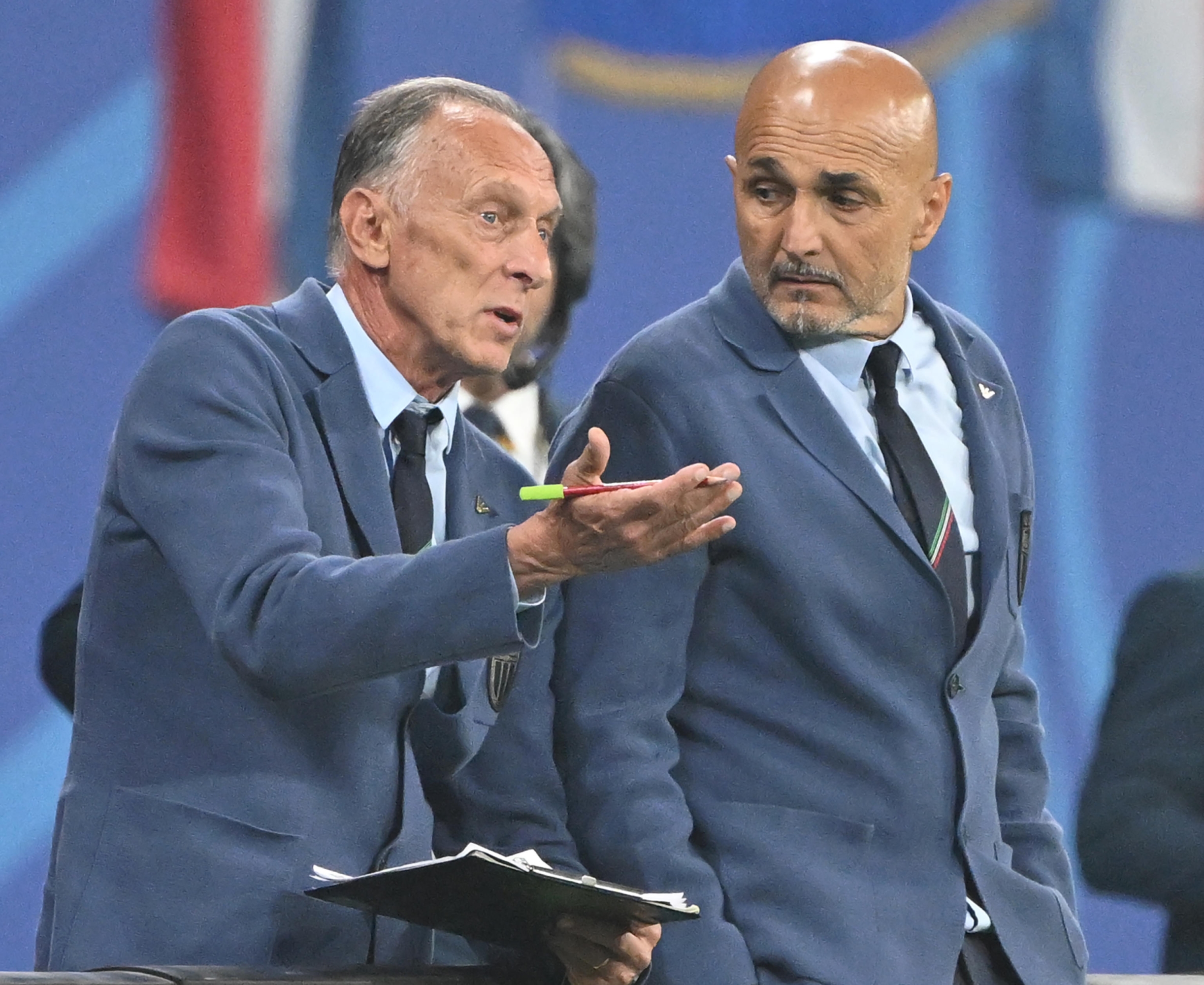 Il ct della Nazionale Luciano Spalletti (d) discute con l'assistente tecnico Marco Domenichiniieri sera durante la partita Italia-Croazia, Lipsia, Germania, 25 giugno 2024. ANSA/DANIEL DAL ZENNARO
