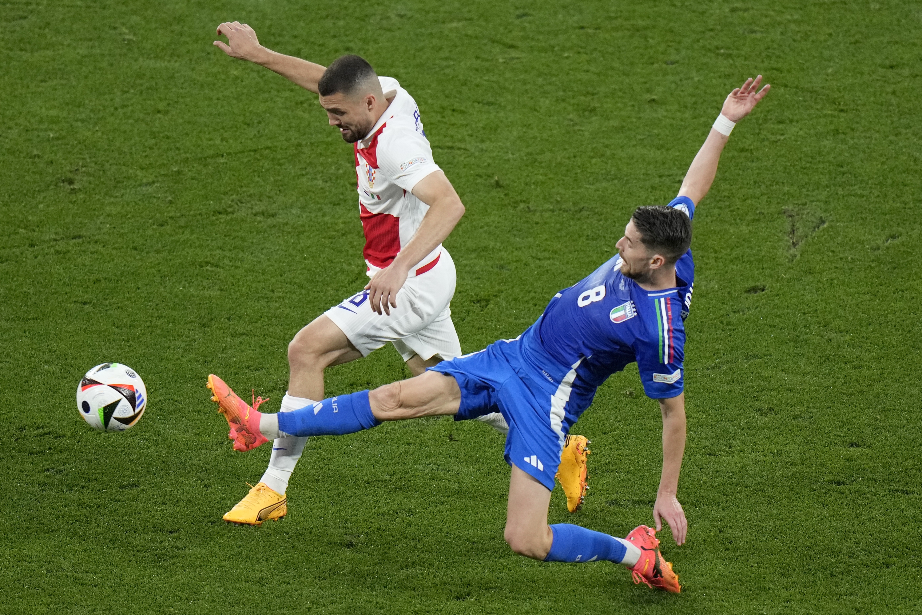 Italy's Jorginho, right, challenges Croatia's Mateo Kovacic during the Group B match between Croatia and Italy at the Euro 2024 soccer tournament in Leipzig, Germany, Monday, June 24, 2024. (AP Photo/Sergei Grits)