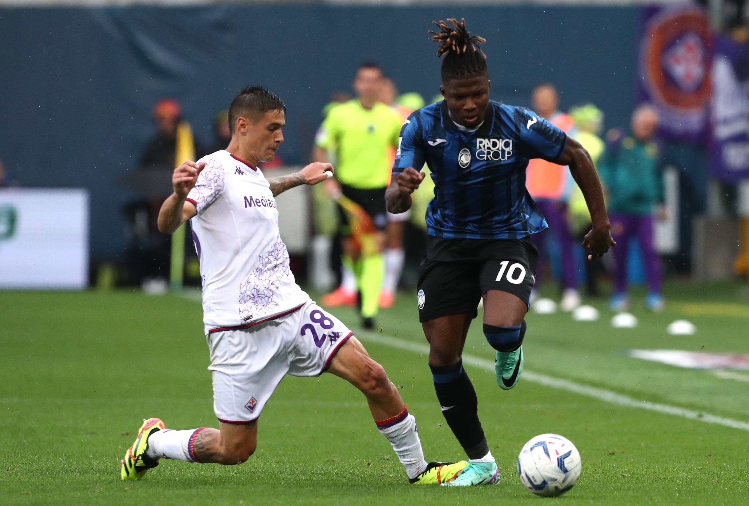 BERGAMO, ITALY - JUNE 02: El Bilal Toure? of Atalanta BC is tackles with Lucas Martinez Quarta of ACF Fiorentina during the Serie A TIM match between Atalanta BC and ACF Fiorentina at Gewiss Stadium on June 02, 2024 in Bergamo, Italy. (Photo by Marco Luzzani/Getty Images)