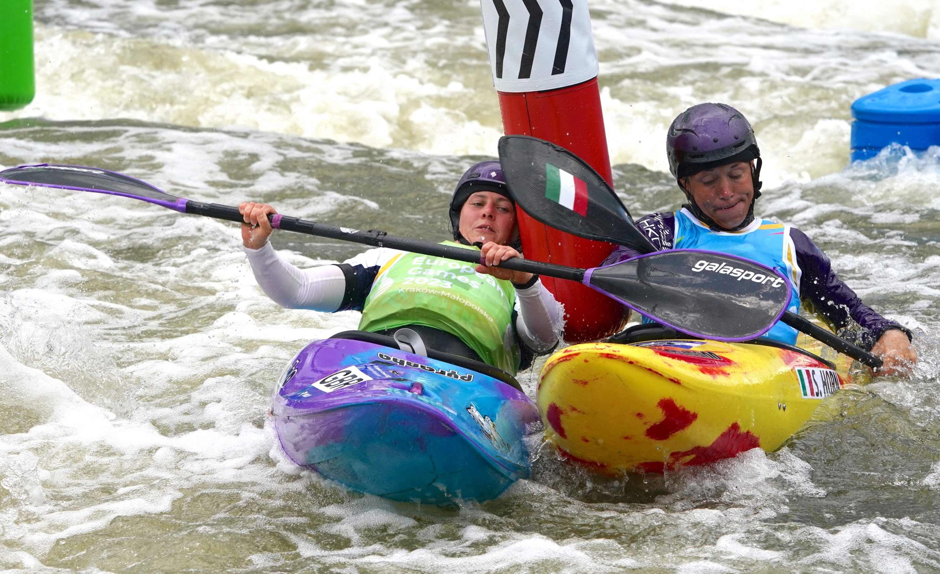 Bronze medalist Italy's Stefanie Horn (R) and Britain's Kimberley Woods compete during the Women's Kayak Cross event during the European Games 2023 in Krakow, Poland, on July 02, 2023. (Photo by JANEK SKARZYNSKI / AFP)