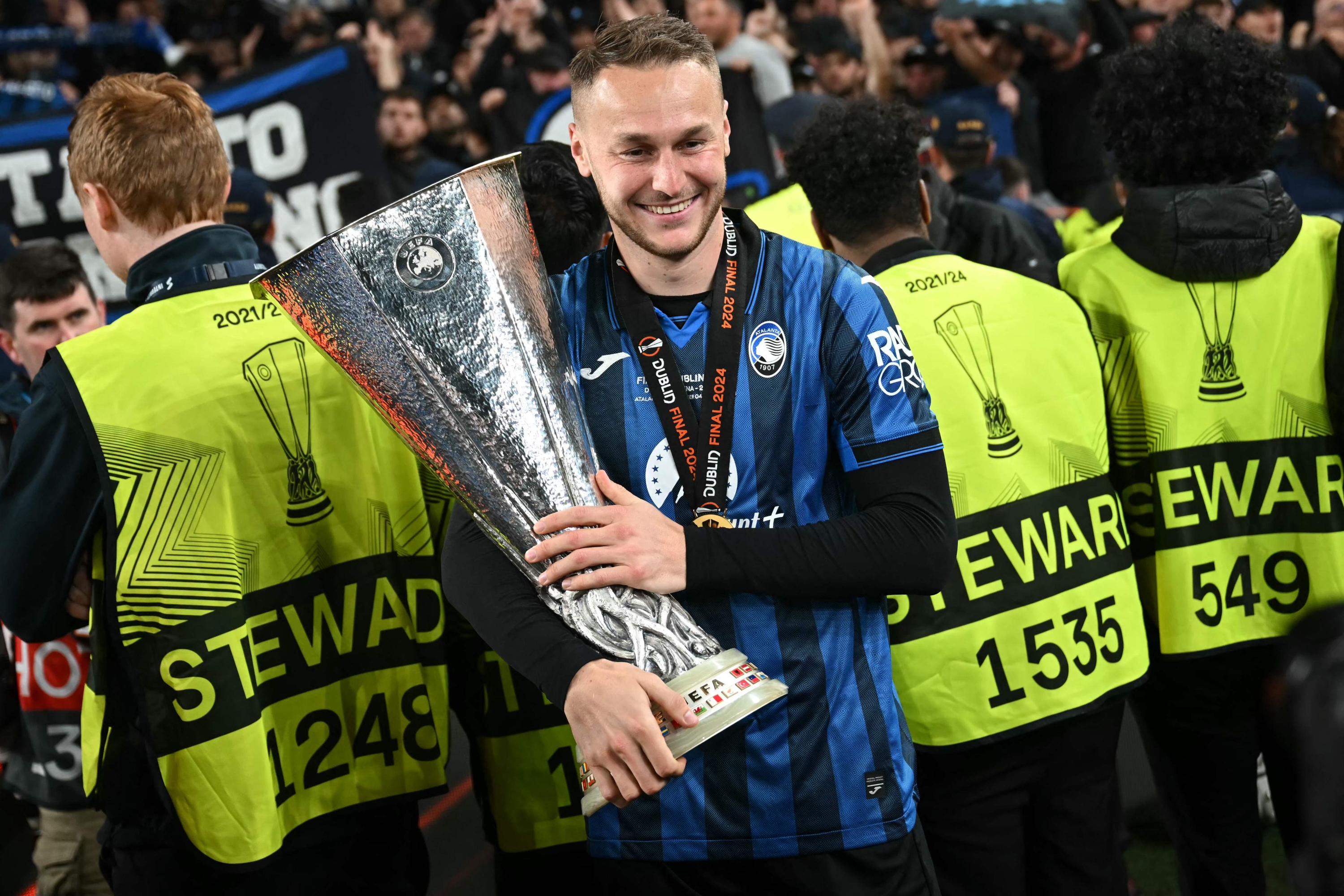 Atalanta's Dutch midfielder #07 Teun Koopmeiners poses with the trophy after the UEFA Europa League final football match between Atalanta and Bayer Leverkusen at the Dublin Arena stadium, in Dublin, on May 22, 2024. Atalanta won the game 3-0. (Photo by Paul ELLIS / AFP)