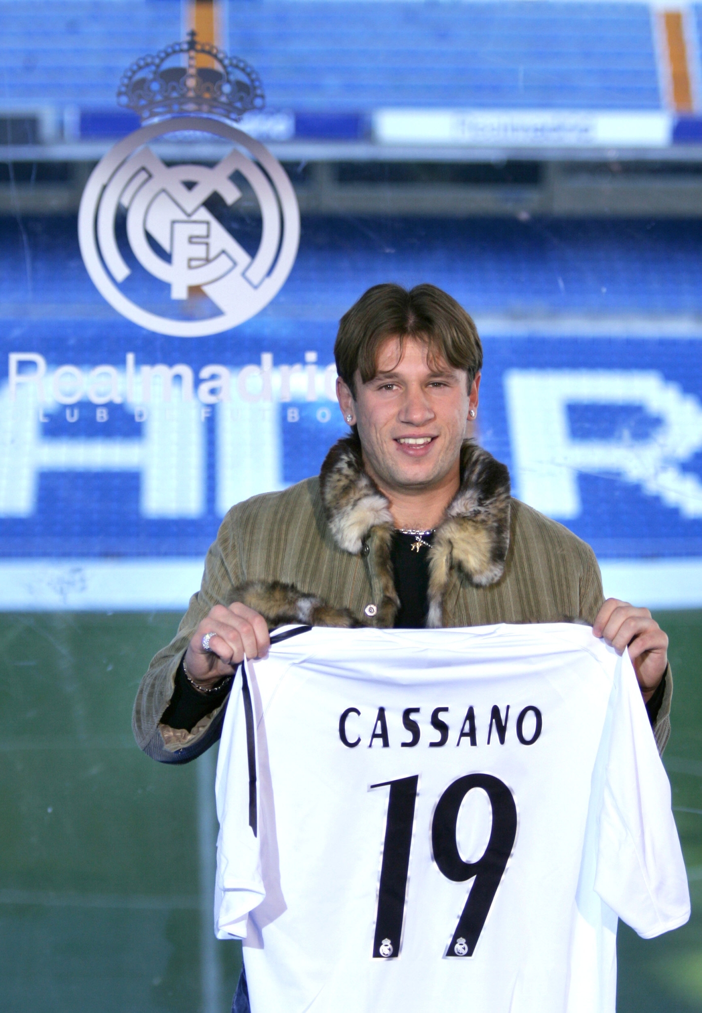 Real Madrid's new Italian player Antonio Cassano poses with his shirt during his presentation to the press at the Santiago Bernabeu stadium in Madrid, 04 January 2006. The transfer fee was said to be around 5 million euros with the gifted but troublesome Cassano signing on with the Spanish giants until 2011 from Italian club Roma.
AFP PHOTO/ Pedro ARMESTRE