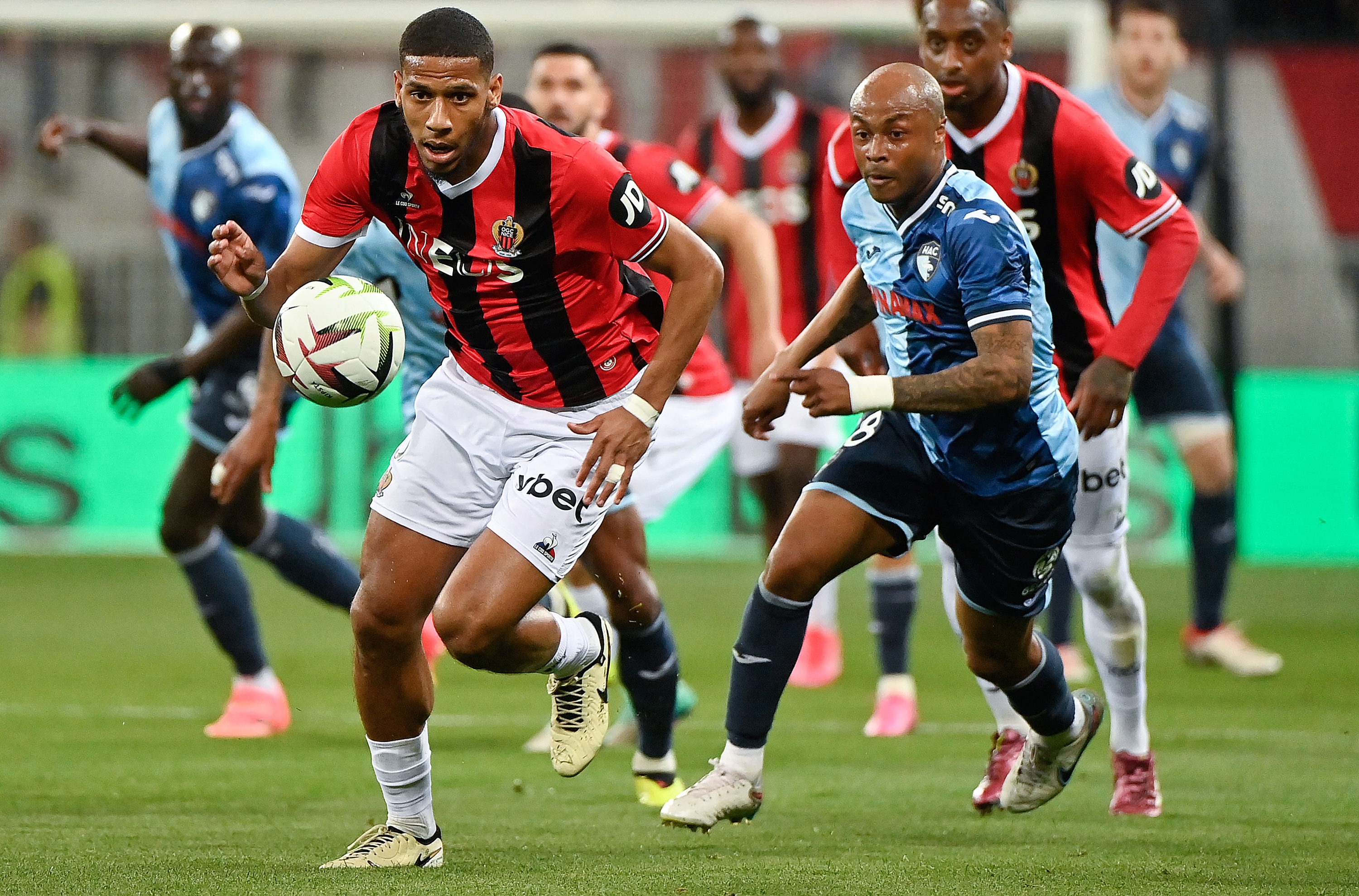 Nice's French defender #06 Jean-Clair Todibo (C) runs with the ball during the French L1 football match between OGC Nice and Le Havre AC at the Allianz Riviera Stadium in Nice, south-eastern France, on May 10, 2024. (Photo by Sylvain THOMAS / AFP)