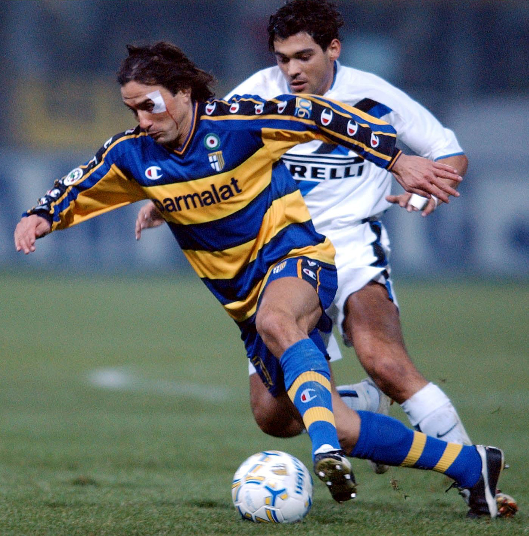 Parma's Antonino Benarrivo, left, and Inter's Sergio Conceicao of Portugal fight for the ball during the Italian Serie A top league soccer match Parma vs Inter, in Parma, northern Italt, Sunday, Dec. 22, 2002. (AP Photo/Marco Vasini)