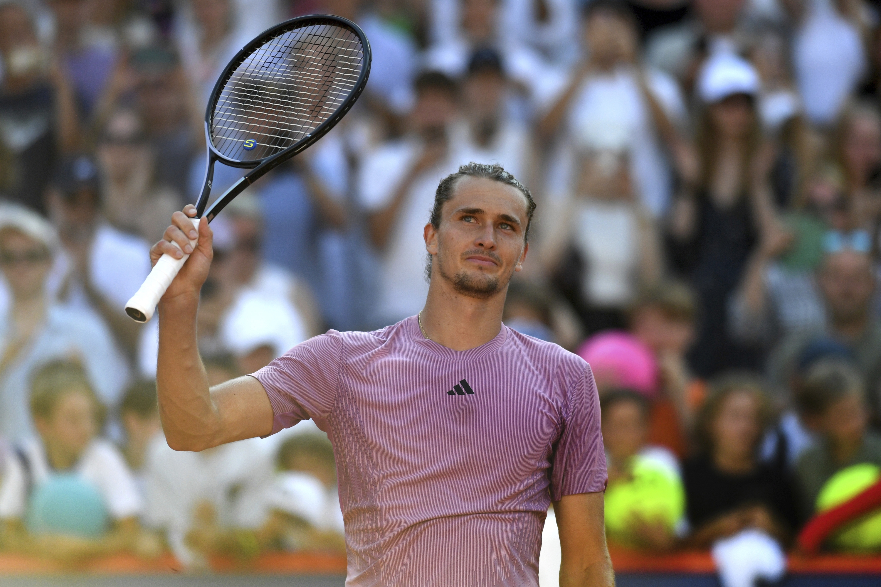 Germany's Alexander Zverev waves to the crowd after defeating Spain's Pedro Martinez in their singles semifinal match at the Hamburg Open, in Hamburg, Germany, Saturday, July 20, 2024. (Michael Schwartz/dpa via AP)