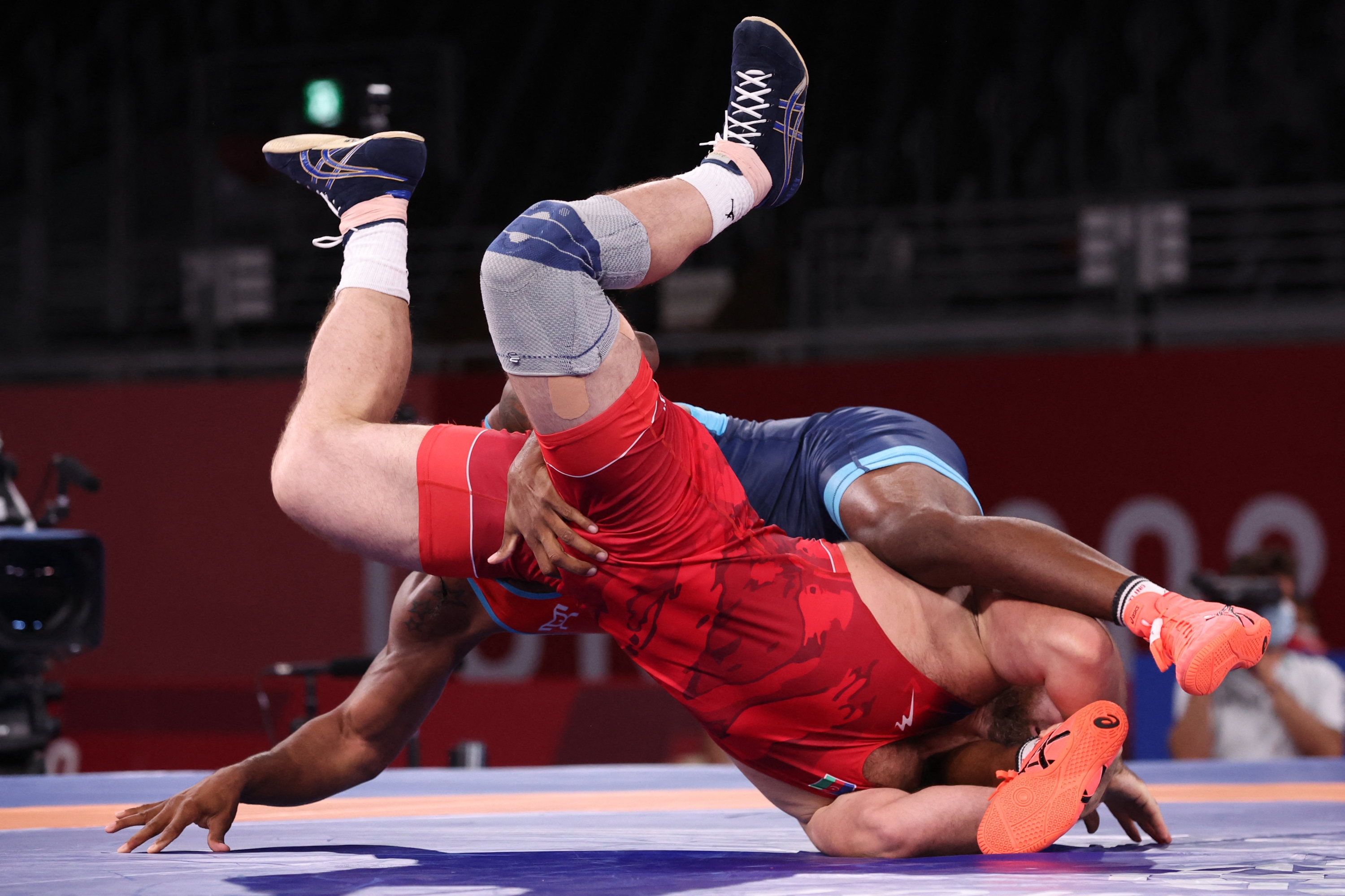 Cuba's Reineris Salas Perez (blue) wrestles Azerbaijan's Sharif Sharifov in their men's freestyle 97kg wrestling bronze medal match during the Tokyo 2020 Olympic Games at the Makuhari Messe in Tokyo on August 7, 2021. (Photo by Jack GUEZ / AFP)