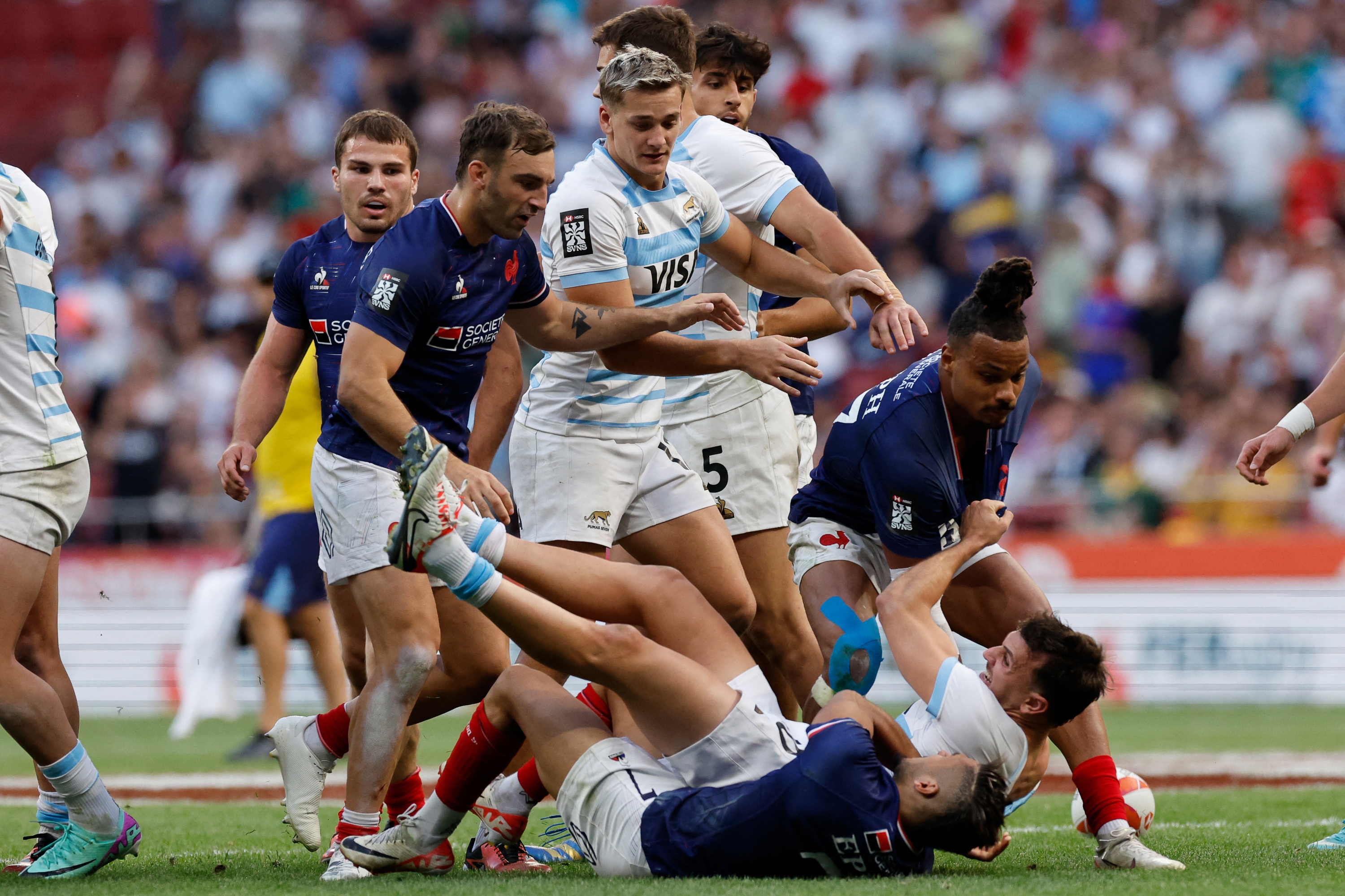 Players fight during the HSBC World Rugby Sevens men's final match between France and Argentina at the Metropolitano stadium in Madrid on June 2, 2024. (Photo by OSCAR DEL POZO / AFP)