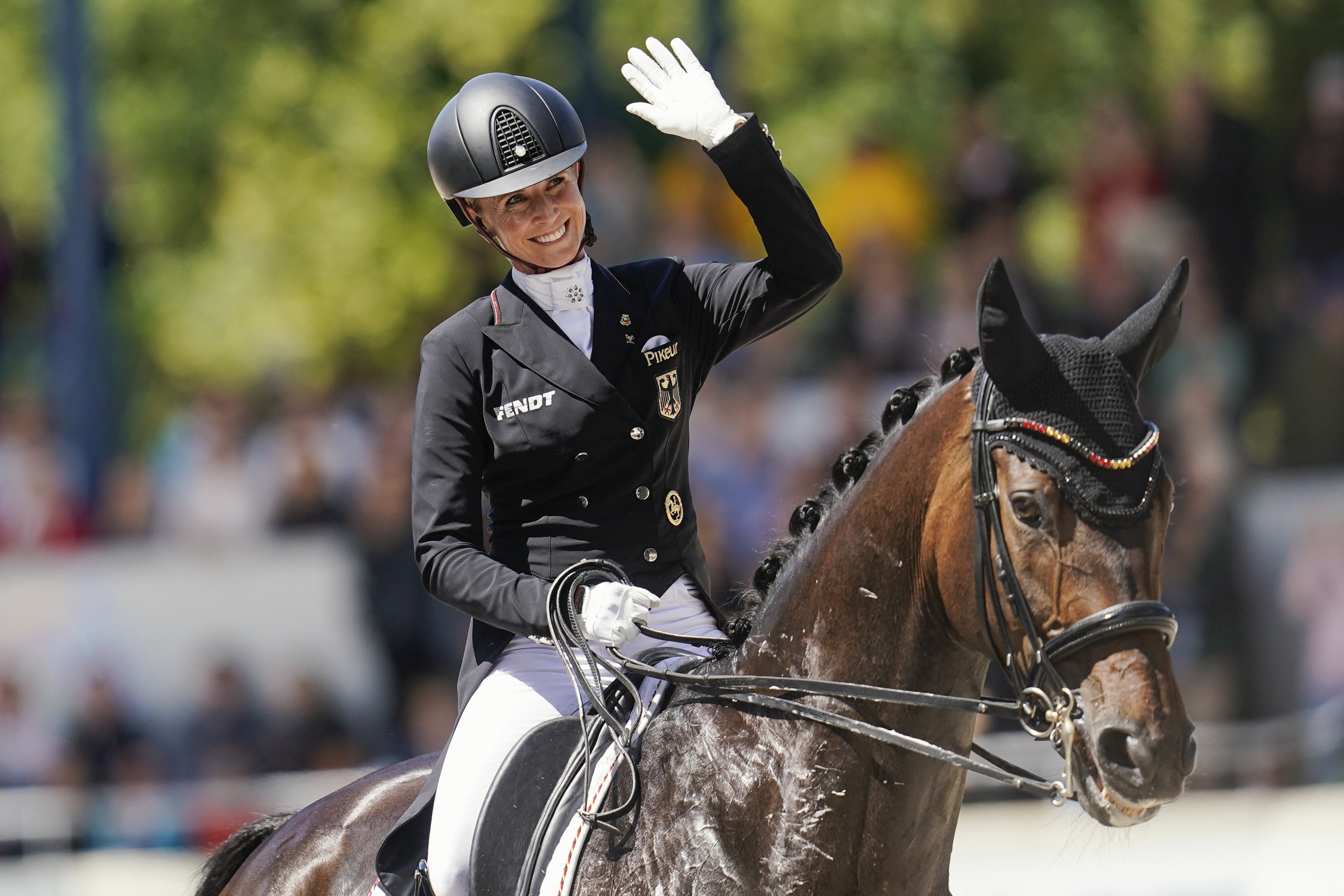 01 July 2023, North Rhine-Westphalia, Aachen: Equestrian sport, dressage: CHIO, Grand Prix Special (2nd Nations' Cup competition). Jessica von Bredow-Werndl from Germany on the horse "Dalera" waves. Photo: Uwe Anspach/dpa (Photo by UWE ANSPACH / DPA / dpa Picture-Alliance via AFP)