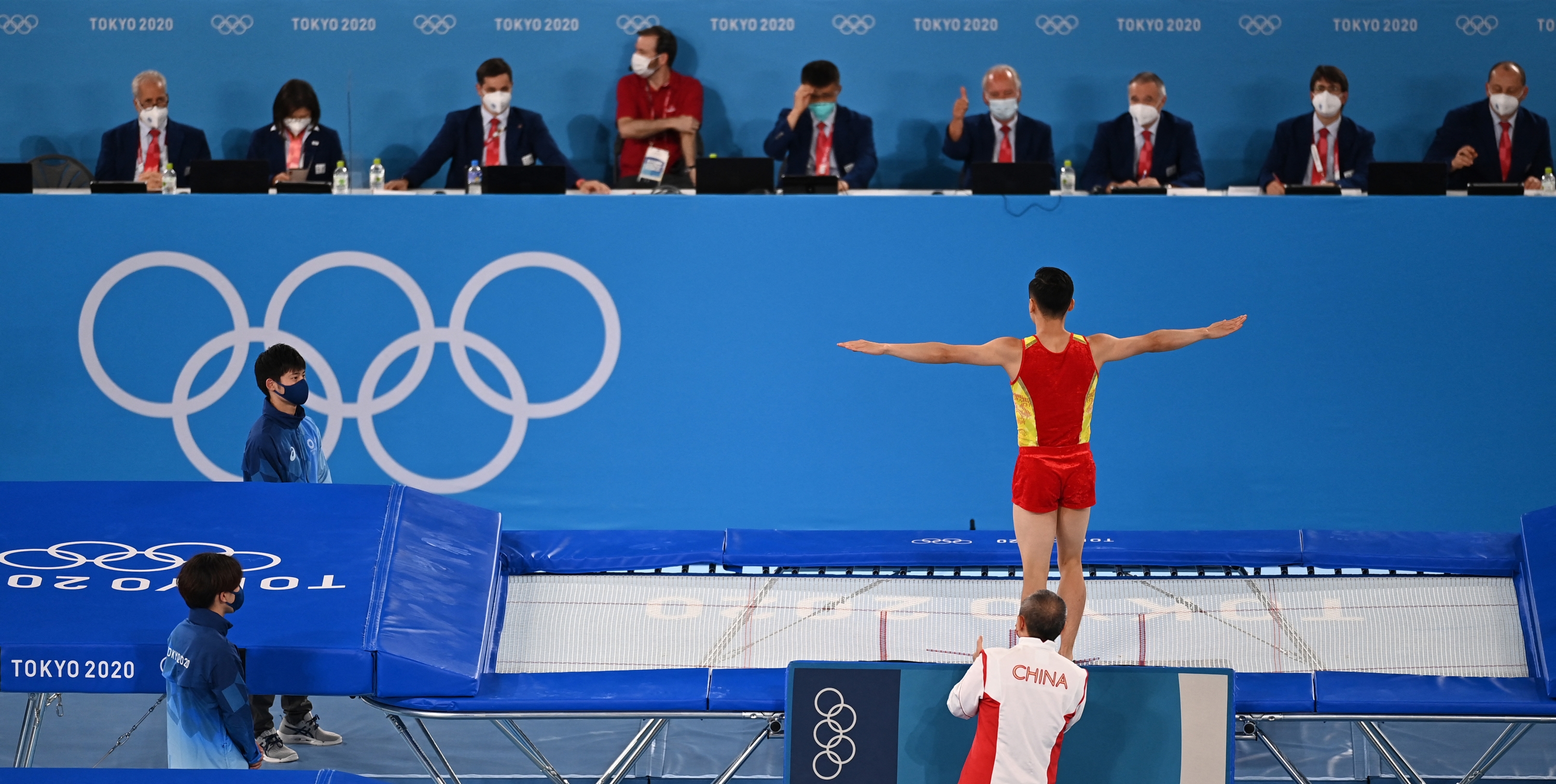 (210731) -- TOKYO, July 31, 2021 (Xinhua) -- Dong Dong (bottom, 1st R) of China competes during the trampoline gymnastics men's final at the Tokyo 2020 Olympic Games in Tokyo, Japan, July 31, 2021. (Xinhua/Li Ga) (Photo by Li Ga / XINHUA / Xinhua via AFP)
