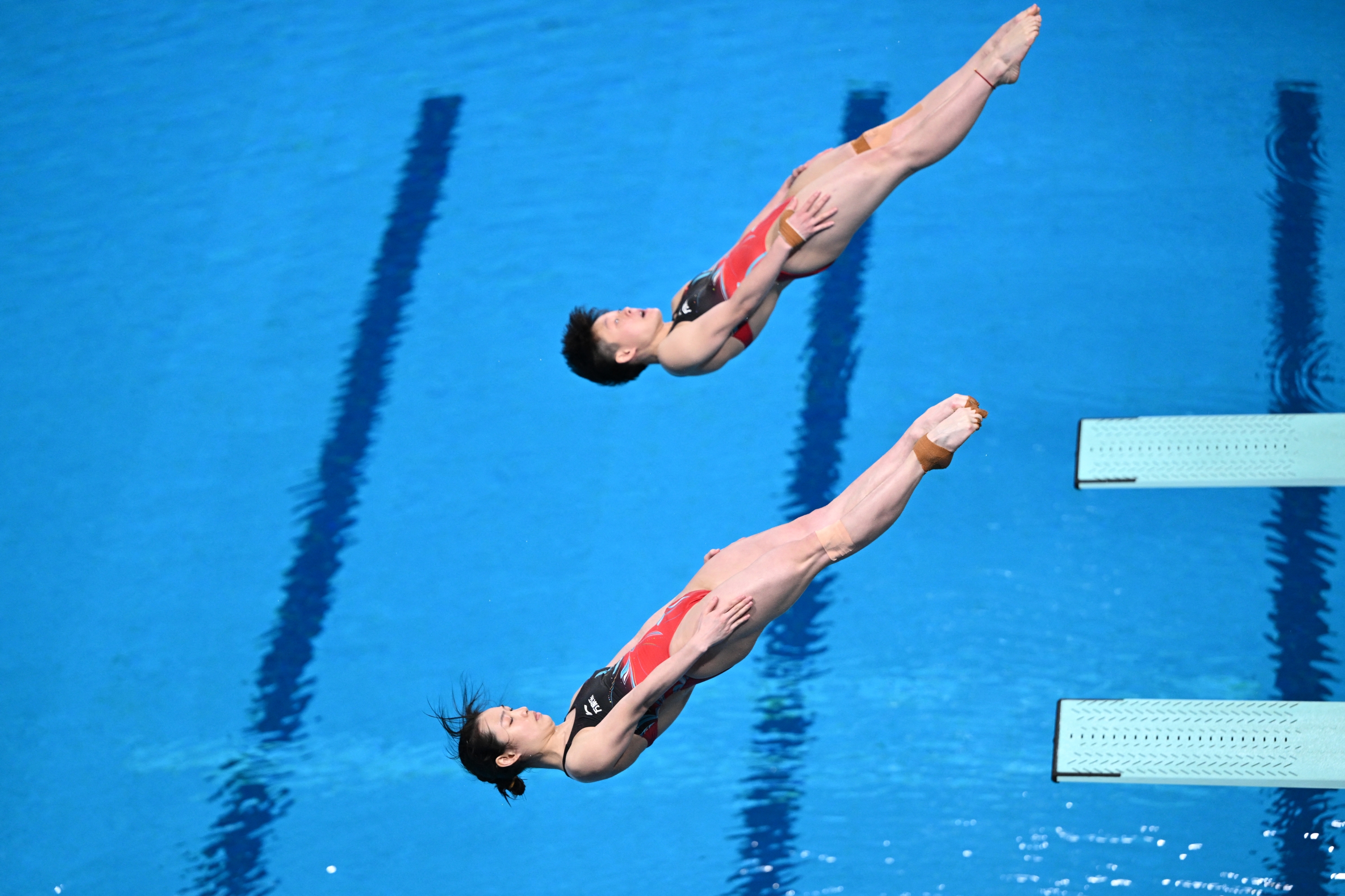 China's Chang Yani and Chen Yiwen compete in the final of the women's 3m springboard synchro diving event during the 2024 World Aquatics Championships at Hamad Aquatics Centre in Doha on February 7, 2024. (Photo by SEBASTIEN BOZON / AFP)