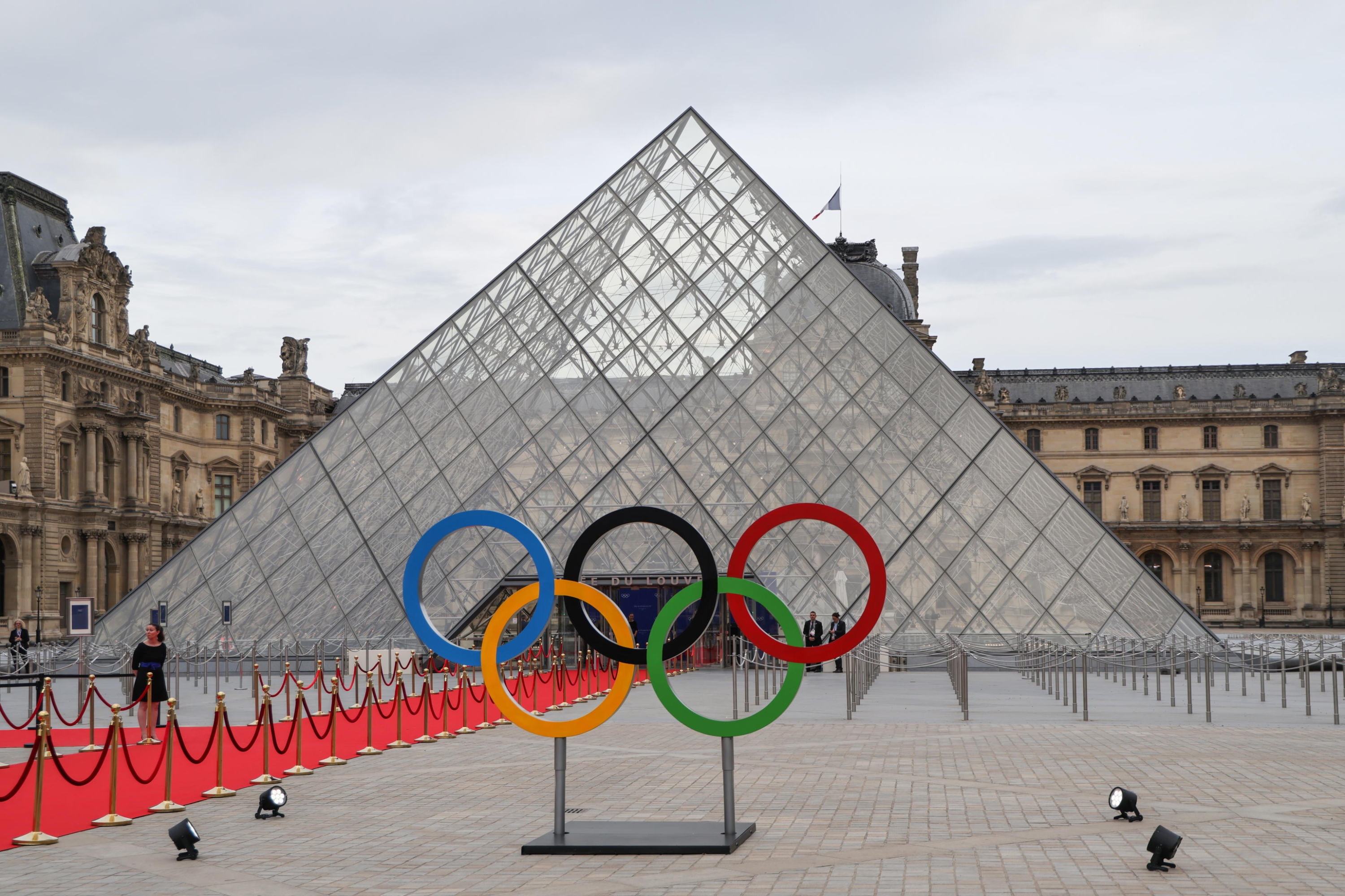 epa11496466 A view shows Olympic Rings set by the Pyramide du Louvre, designed by Chines-US architect Ieoh Ming Pei, within a gala dinner hosted by the International Olympic Committee (IOC) and the French Presidency at the Louvre Museum in Paris, France, 25 July 2024. The Paris 2024 Olympic Games are scheduled to take place from 26 July to 11 August 2024.  EPA/LUDOVIC MARIN / POOL RESTRICTED TO EDITORIAL USE - MANDATORY MENTION OF THE ARTIST UPON PUBLICATION - TO ILLUSTRATE THE EVENT AS SPECIFIED IN THE CAPTION **MAXPPP OUT**