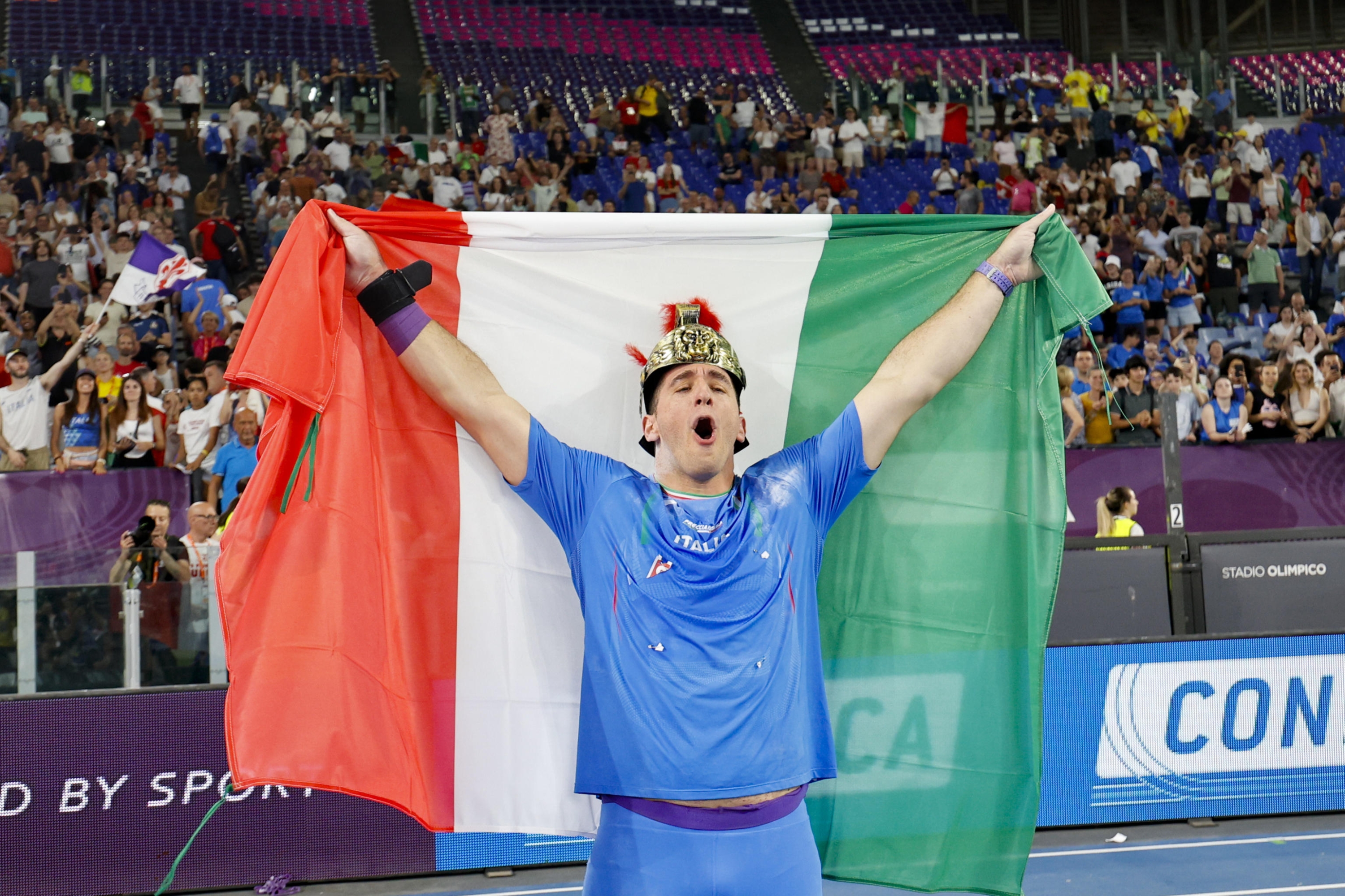 Gold medalist Leonardo Fabbri of Italy celebrates at the Shot Put Men Final during the European Athletics Championship at Olimpico Stadium in Rome, Italy, 08 June 2024. ANSA/FABIO FRUSTACI