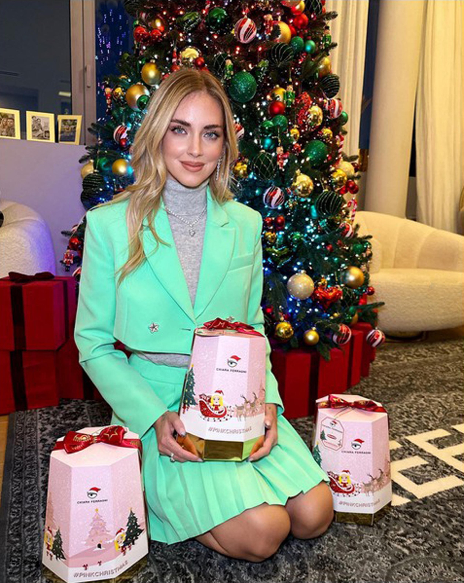 Chiara Ferragni con il "Pandoro Pink Christmas", "griffato" Chiara Ferragni.  L'Autorità garante della concorrenza e del mercato ha sanzionato le società riconducibili a Chiara Ferragni e Balocco per pratica commerciale scorretta.  INSTAGRAM CHIARA FERRAGNI +++ATTENZIONE LA FOTO NON PUO' ESSERE PUBBLICATA O RIPRODOTTA SENZA L'AUTORIZZAZIONE DELLA FONTE DI ORIGINE CUI SI RINVIA+++ NPK +++