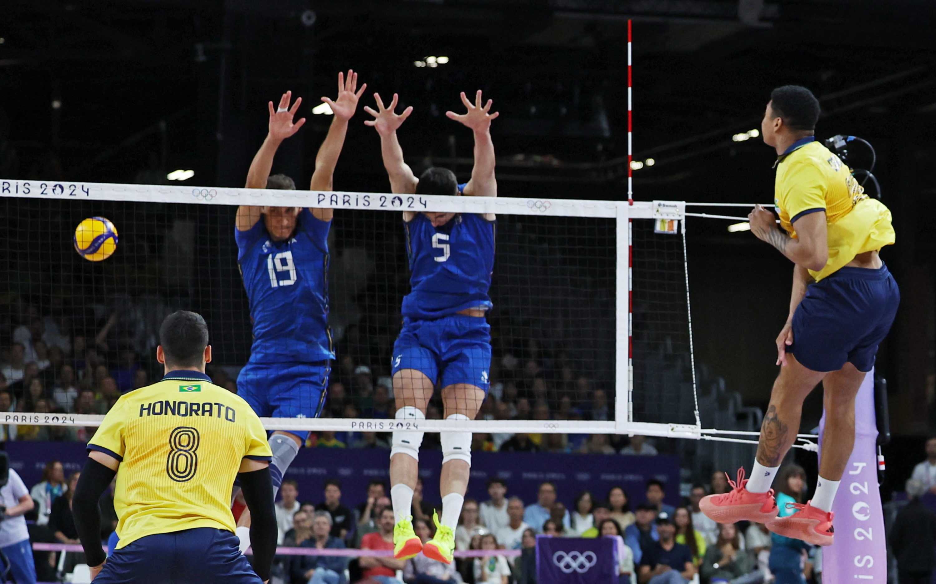 epa11499057 Roberto Russo (C-L) and Alessandro Micieletto (C-R) of Italy in action during the Men Preliminary Round Pool B match Italy vs Brazil of the Volleyball competitions in the Paris 2024 Olympic Games, at the South Paris Arena in Paris, France, 27 July 2024.  EPA/MOHAMMED BADRA