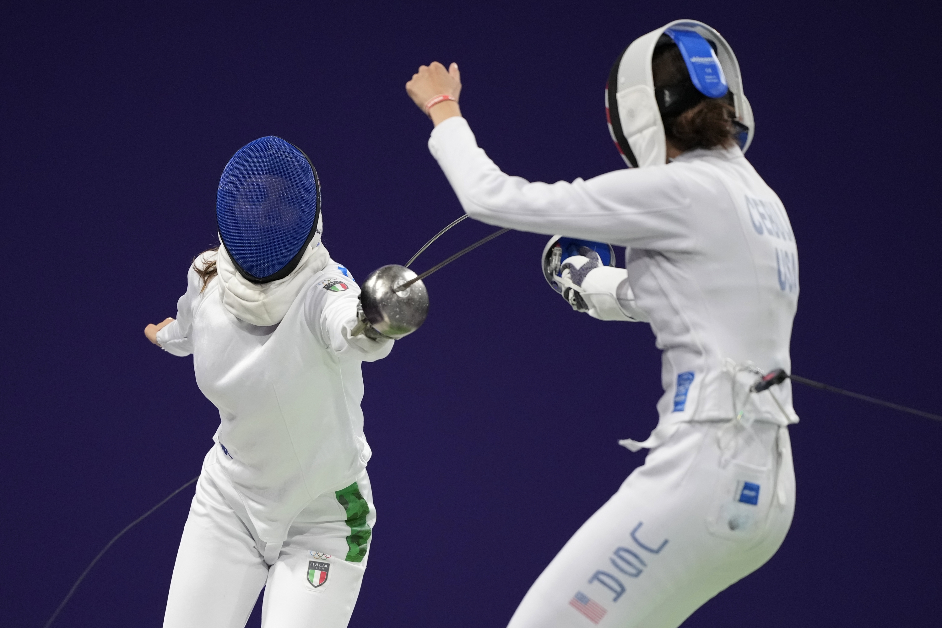 Italy's Rossella Fiamingo, left, and United States' Anne Cebula compete in the women's individual Epee round of 32 competition during the 2024 Summer Olympics at the Grand Palais, Saturday, July 27, 2024, in Paris, France. (AP Photo/Andrew Medichini)