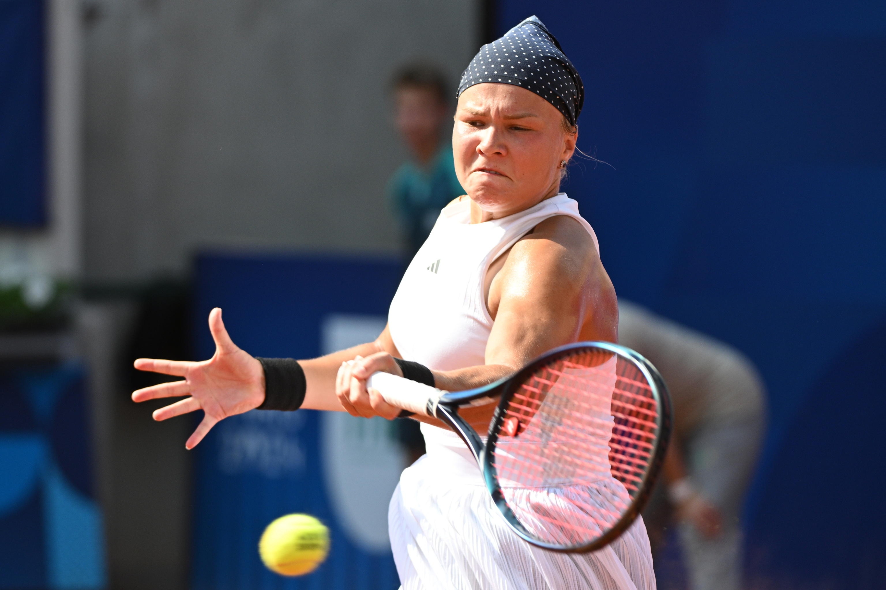 epa11519367 Diana Shnaider della Russia in azione durante la semifinale del doppio femminile contro Cristina Busca e Sara Sorribes Tormo della Spagna alle competizioni di tennis dei Giochi Olimpici di Parigi 2024, al Roland Garros di Parigi, Francia, 2 agosto 2024. EPA/CAROLINE BLUMBERG