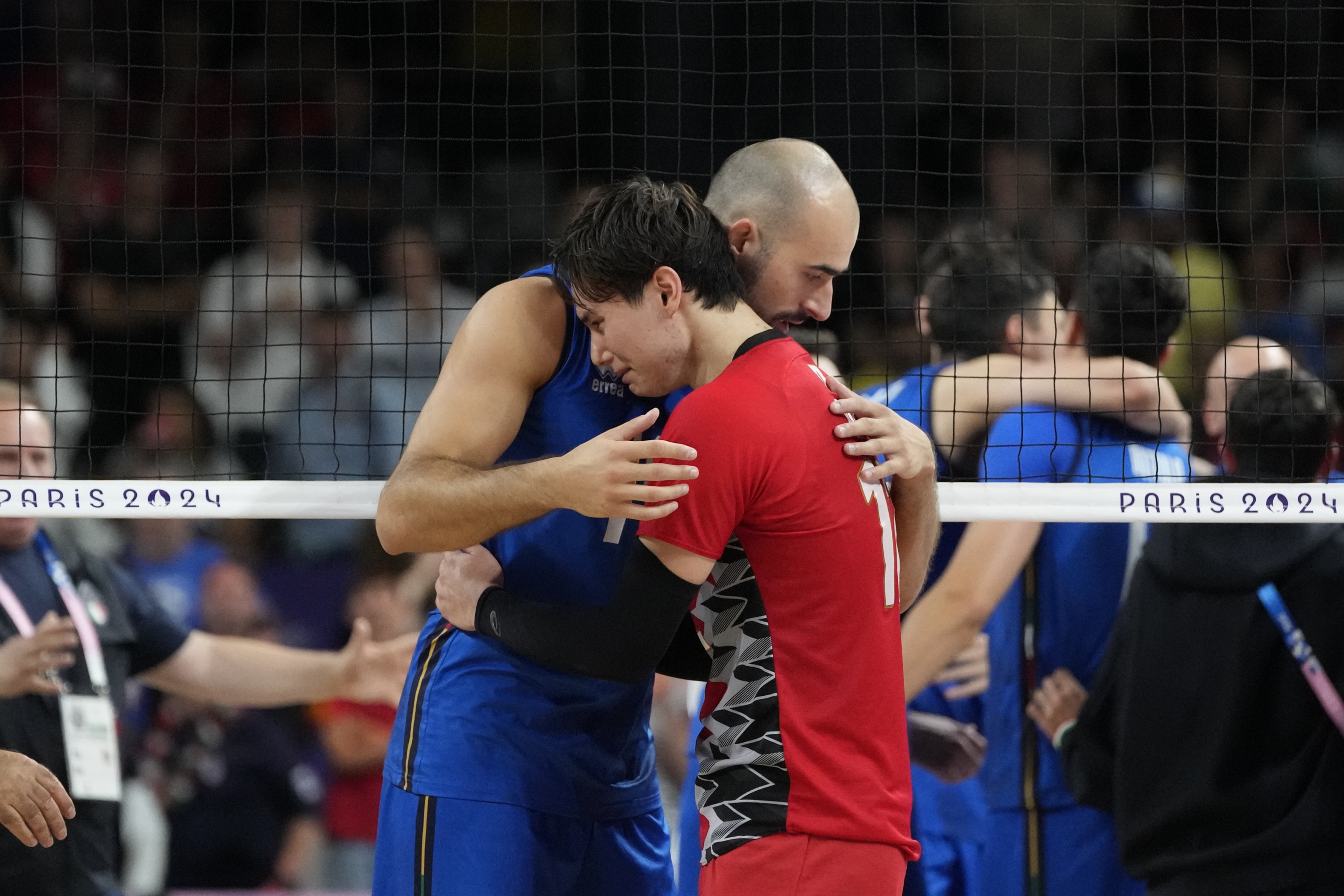 Gianluca Galassi, of Italy,, left, comforts to Ran Takahashi, of Japan, at the end of the men's quarter final volleyball match between Italy and Japan at the 2024 Summer Olympics, Monday, Aug. 5, 2024, in Paris, France. (AP Photo/Alessandra Tarantino)