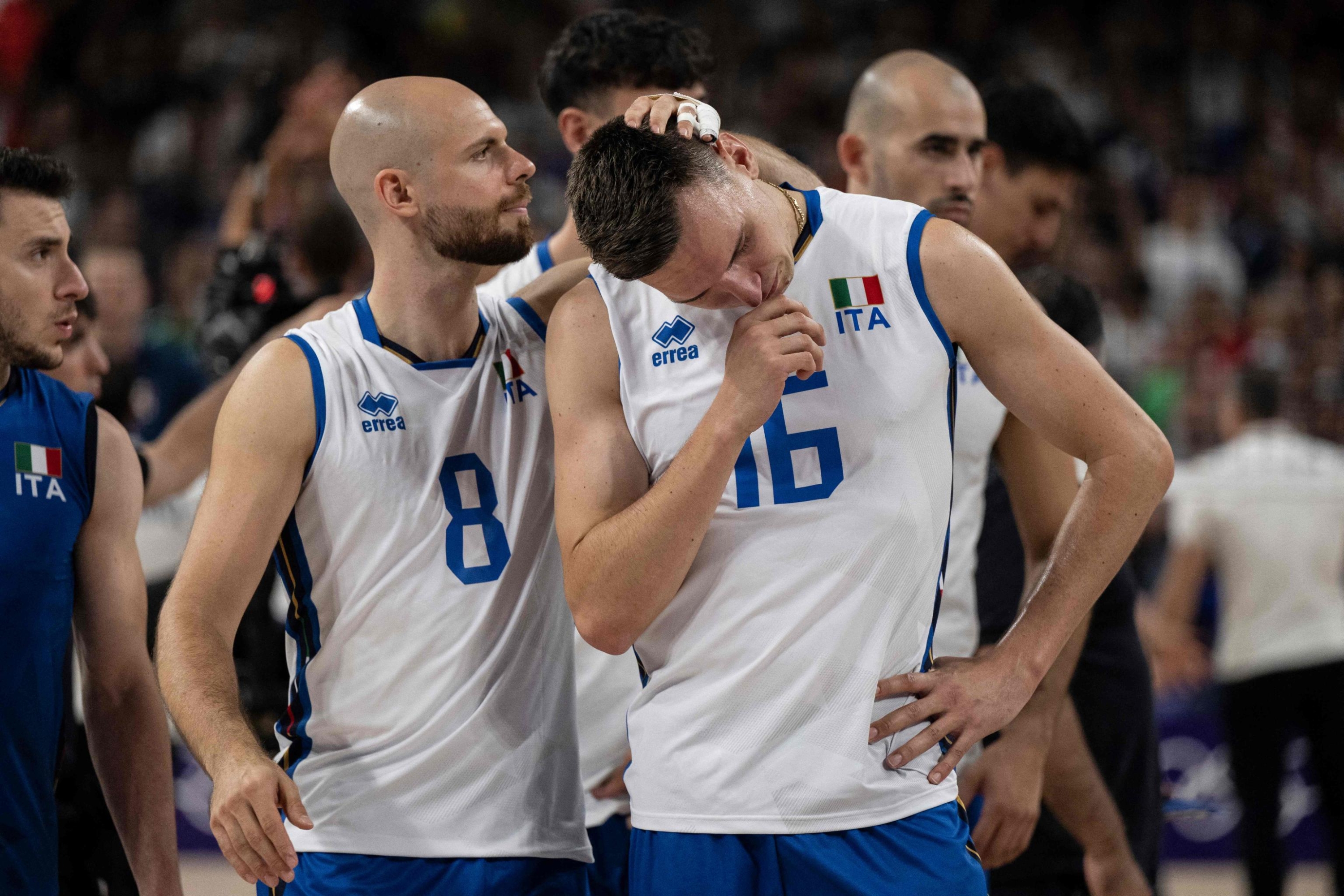 Italy's #08 Riccardo Sbertoli and Italy's #16 Yuri Romano reacts after their defeat in the men's volleyball semi-final match between Italy and France at the South Paris Arena 1 in Paris on August 7, 2024 during the Paris 2024 Olympic Games. (Photo by PATRICIA DE MELO MOREIRA / AFP)