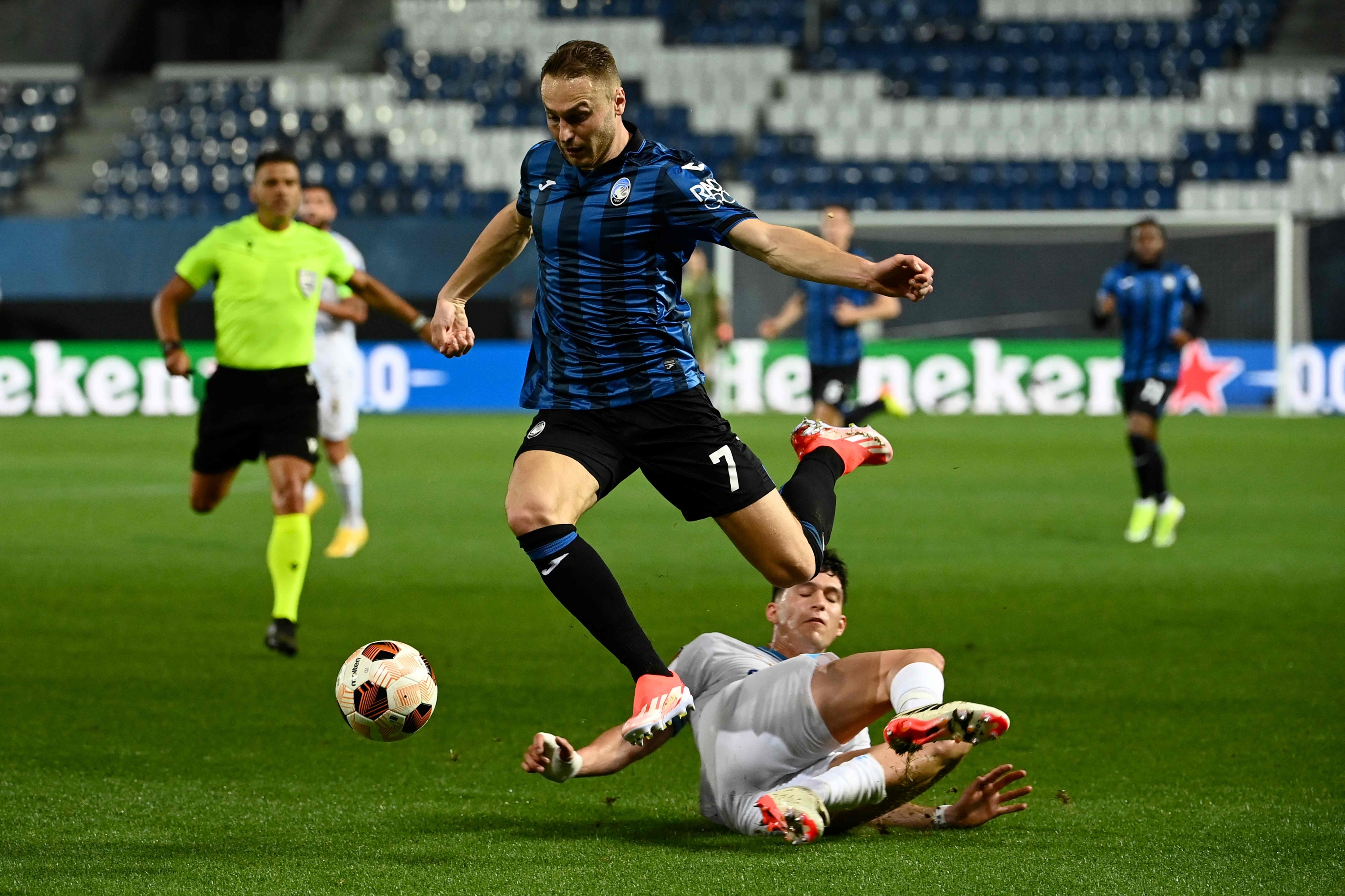 Marseille's Italian Argentinian defender #05 Leonardo Balerdi fights for the ball with Atalanta's Dutch midfielder #07 Teun Koopmeiners during the UEFA Europa league second leg semi-final between Atalanta and Marseille at Bergamo's stadium on May 9, 2024. (Photo by Isabella BONOTTO / AFP)