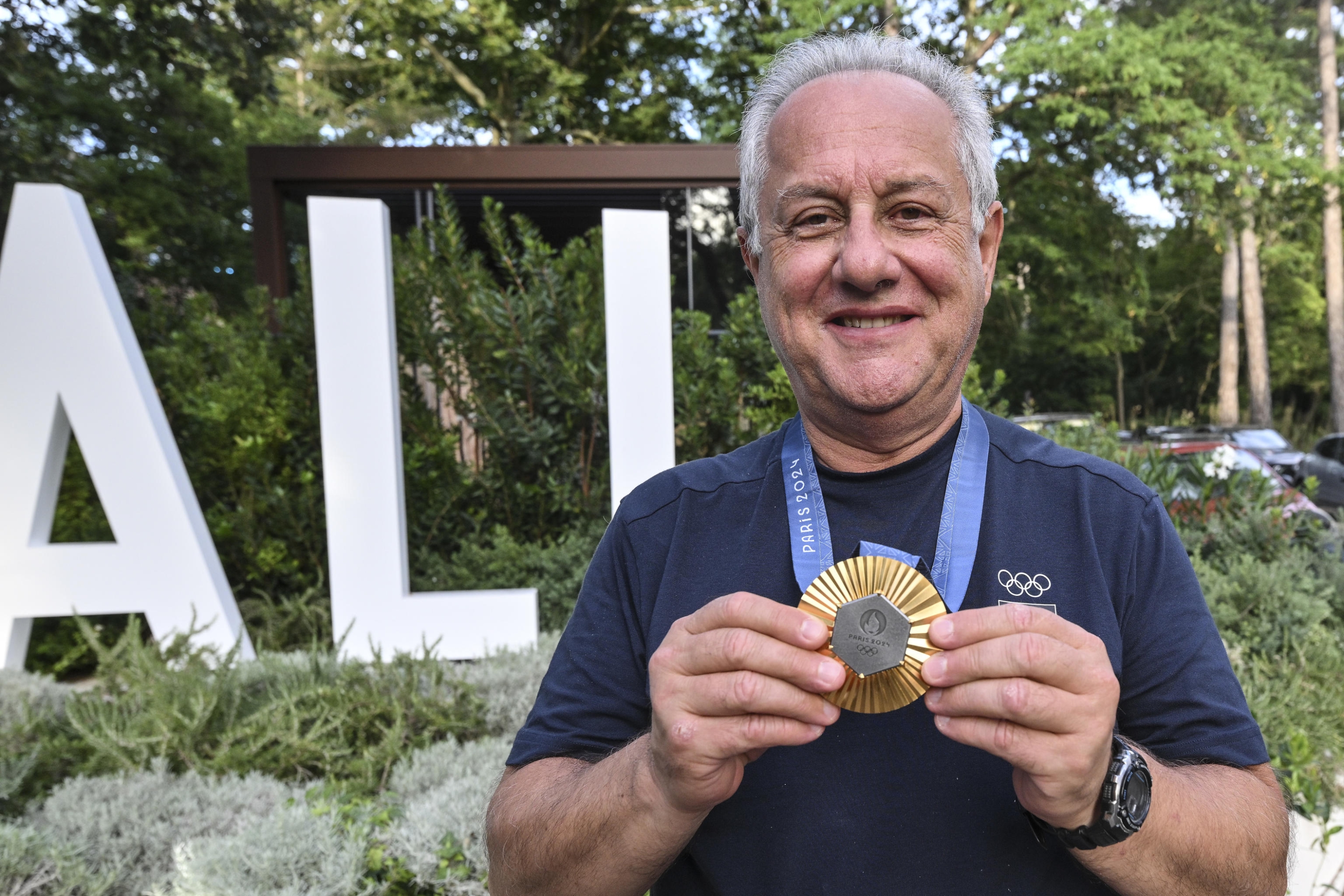 Julio Velasco il Ct della nazionale di Pallavolo femminile posa con una delle medaglie d'oro vinte a Parigi nella finale olimpica con gli Stati Uniti d'America, 11 agosto 2024 2024.ANSA / CIRO FUSCO