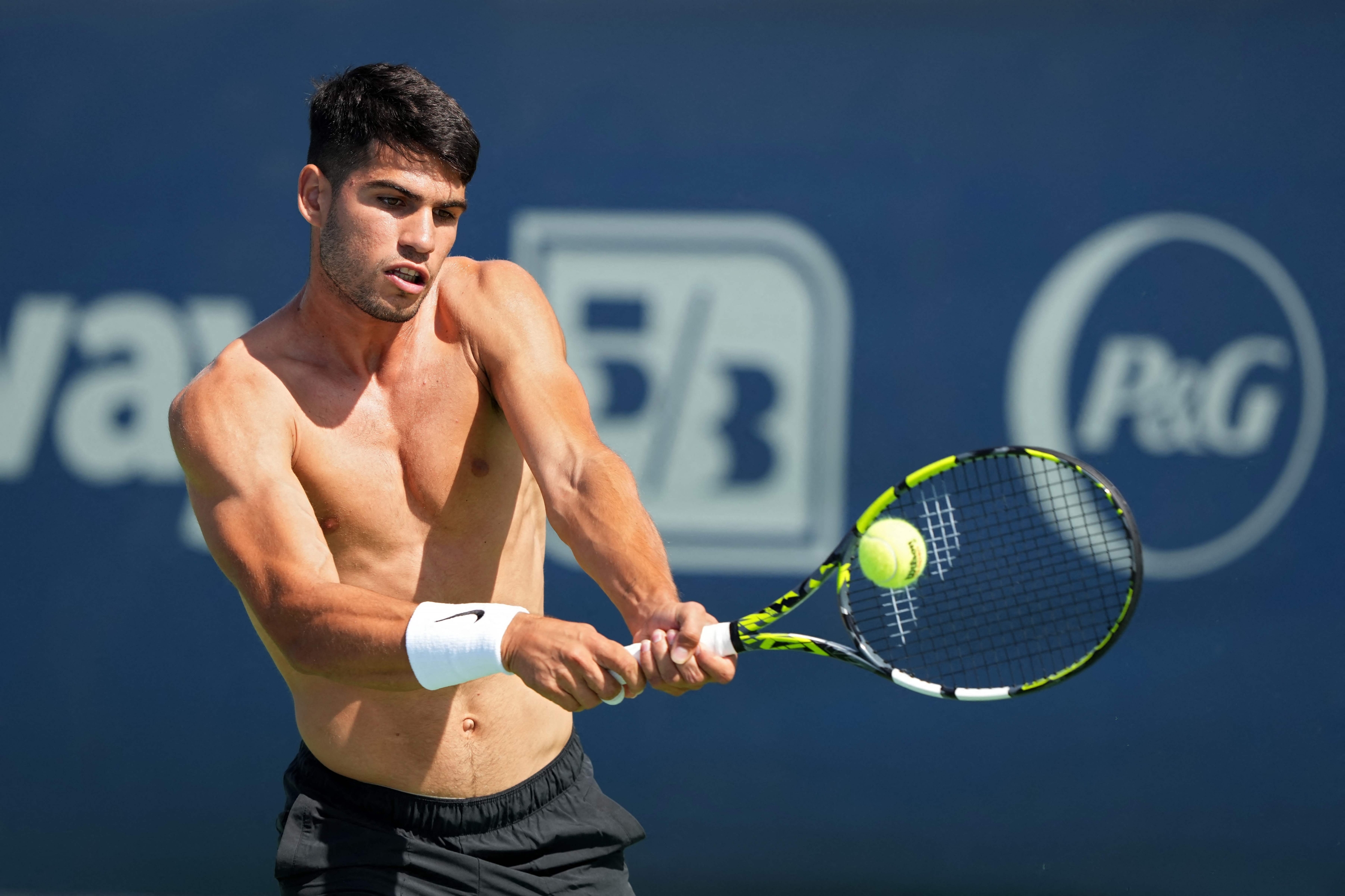 MASON, OHIO - AUGUST 12: Carlos Alcaraz of Spain plays a backhand during a practice session during Day 2 of the Cincinnati Open at the Lindner Family Tennis Center on August 12, 2024 in Mason, Ohio.   Dylan Buell/Getty Images/AFP (Photo by Dylan Buell / GETTY IMAGES NORTH AMERICA / Getty Images via AFP)